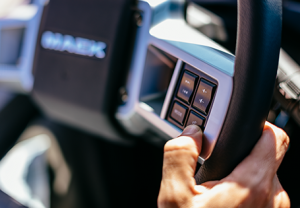 MACK Anthem® - steering controls - 3