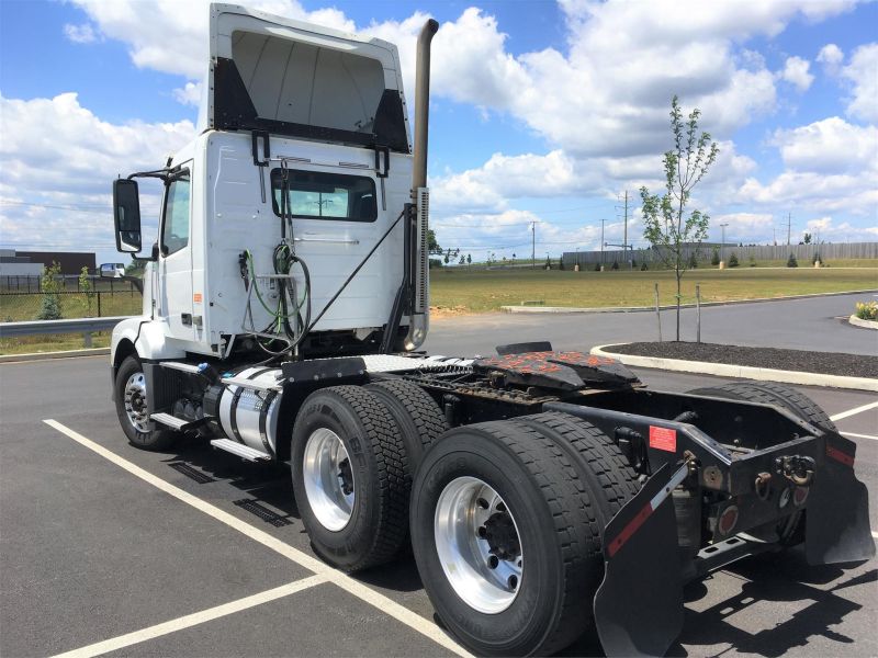 2013 VOLVO VNL64T300 - Bergey's Truck Centers: Medium & Heavy Duty