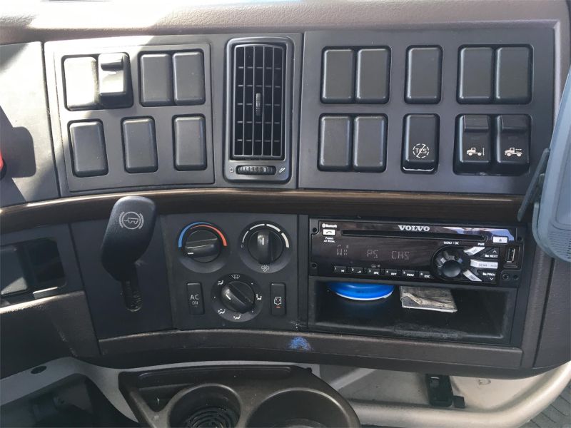 2013 VOLVO VNL64T300 - Bergey's Truck Centers: Medium & Heavy Duty