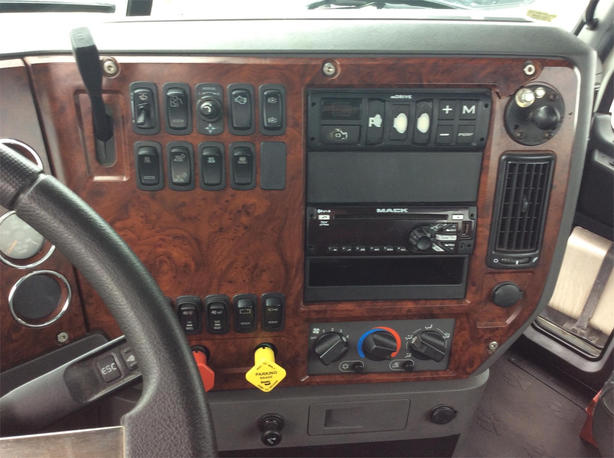 2016 MACK PINNACLE CXU613 8013082487 2016 MACK PINNACLE CXU613 8013082487