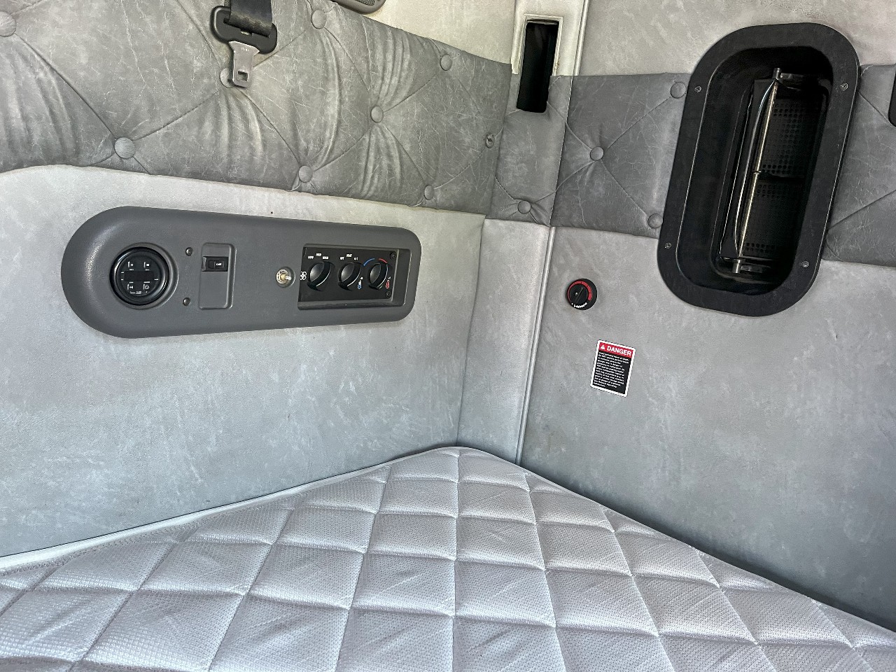 Year,Manufacturer,Model 17 Year,Manufacturer,Model 17