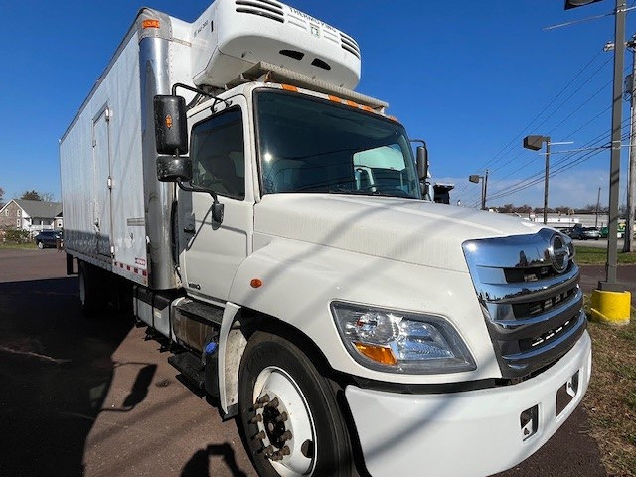 2013 HINO 268A - image 2 of 6