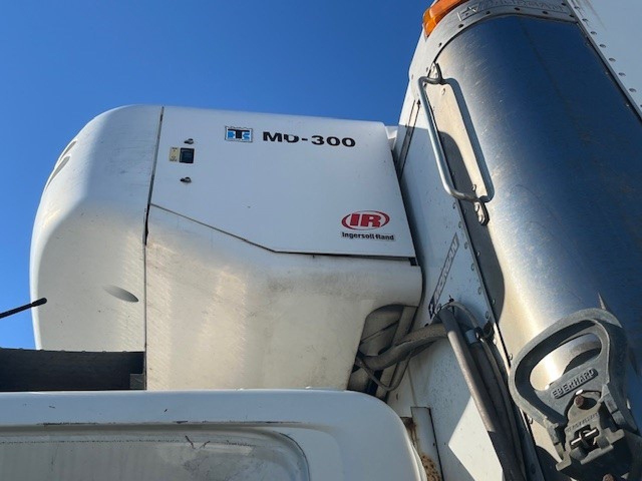 2013 HINO 268A - image 3 of 6