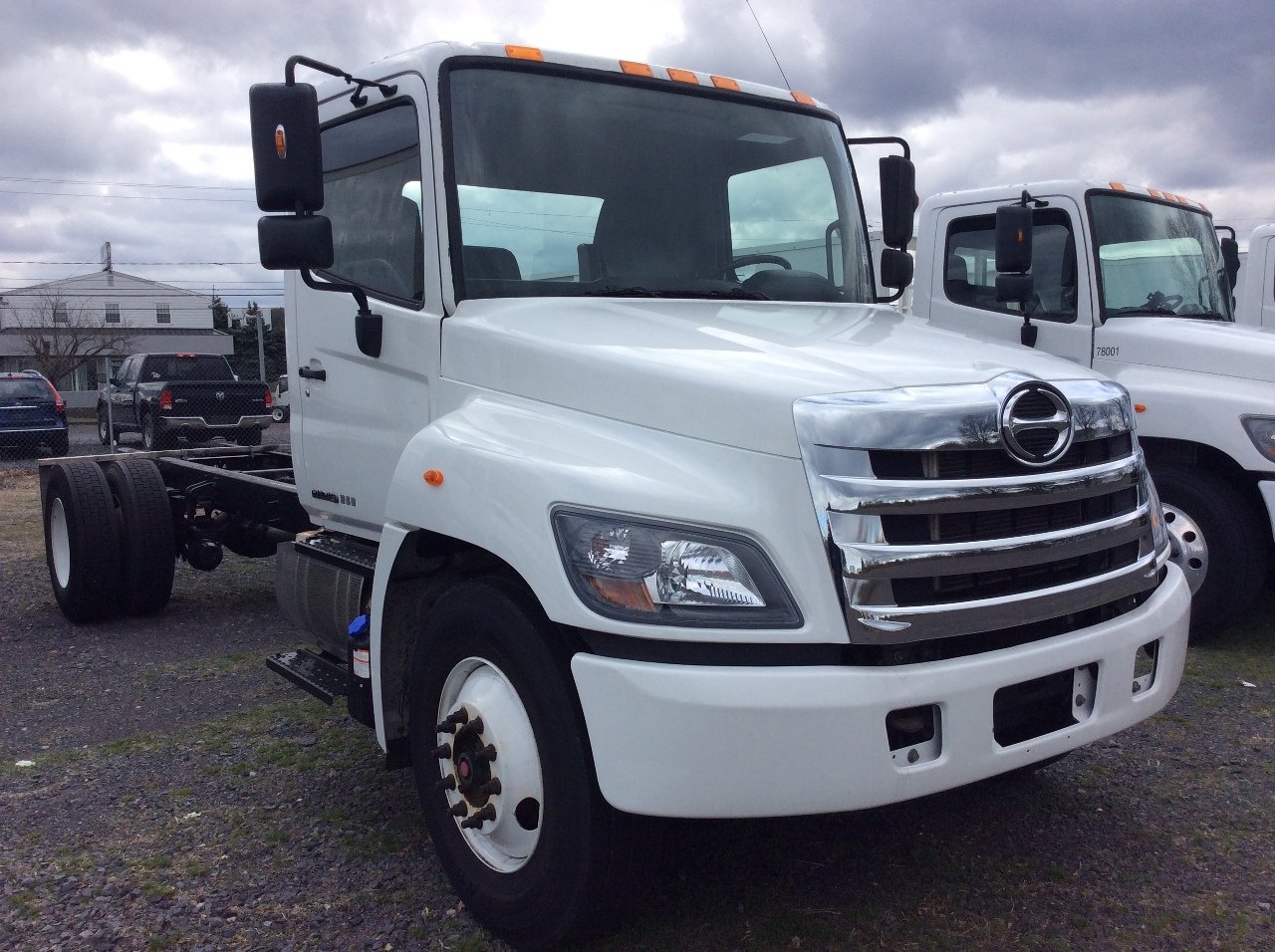 2017 HINO 268A - image 2 of 6