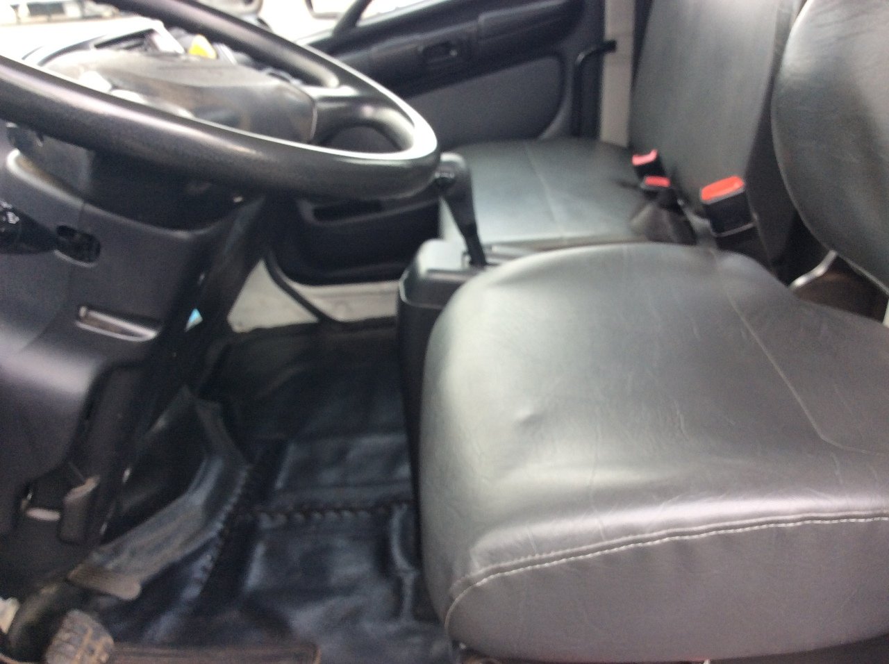 2017 HINO 268A - image 5 of 6
