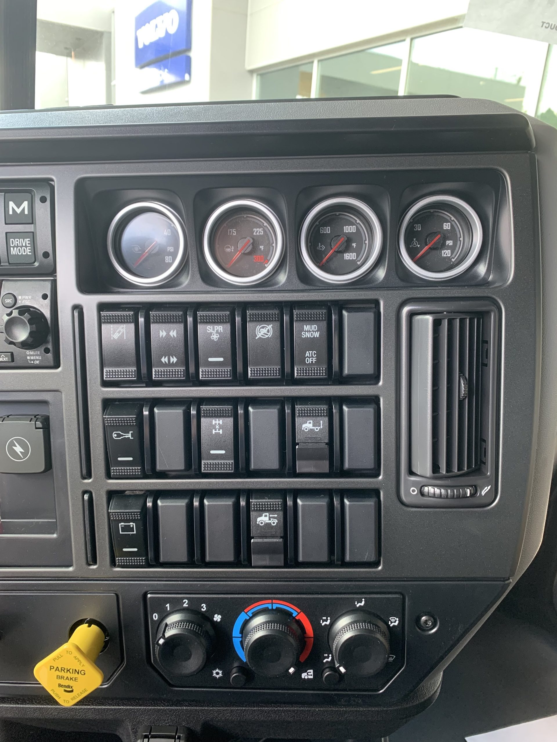 2025 MACK AN64T SLEEPER 1002693-04 2025 MACK AN64T SLEEPER 1002693-04