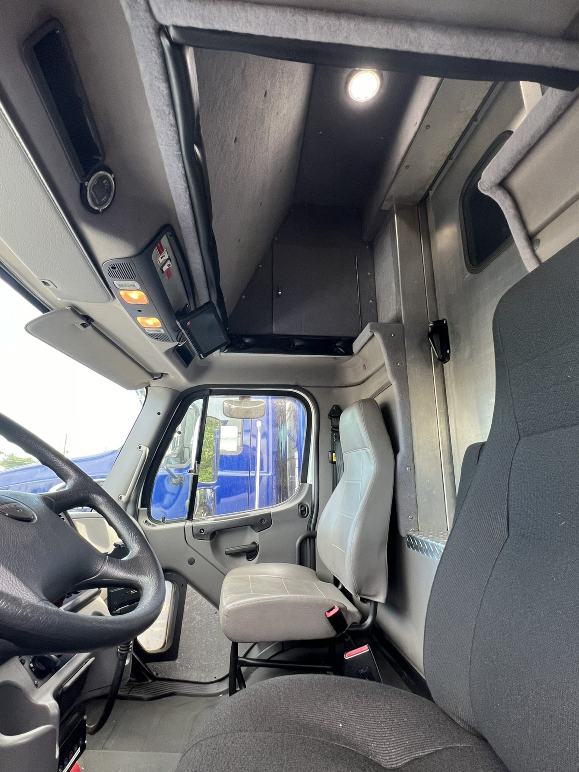 2015 Freightliner M2 1022834-10 2015 Freightliner M2 1022834-10