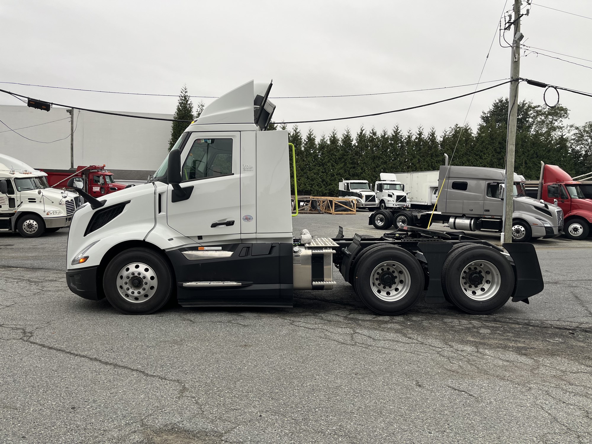 2025 VOLVO NEW VNL64T300 1061241-02 2025 VOLVO NEW VNL64T300 1061241-02