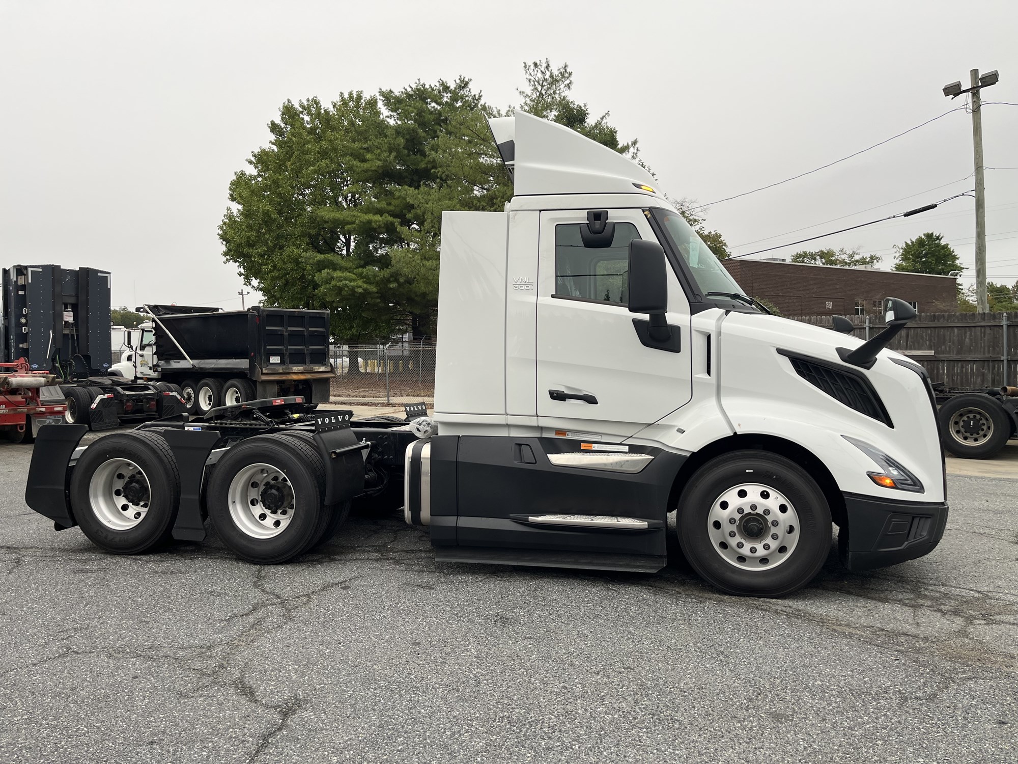 2025 VOLVO NEW VNL64T300 1061241-05 2025 VOLVO NEW VNL64T300 1061241-05