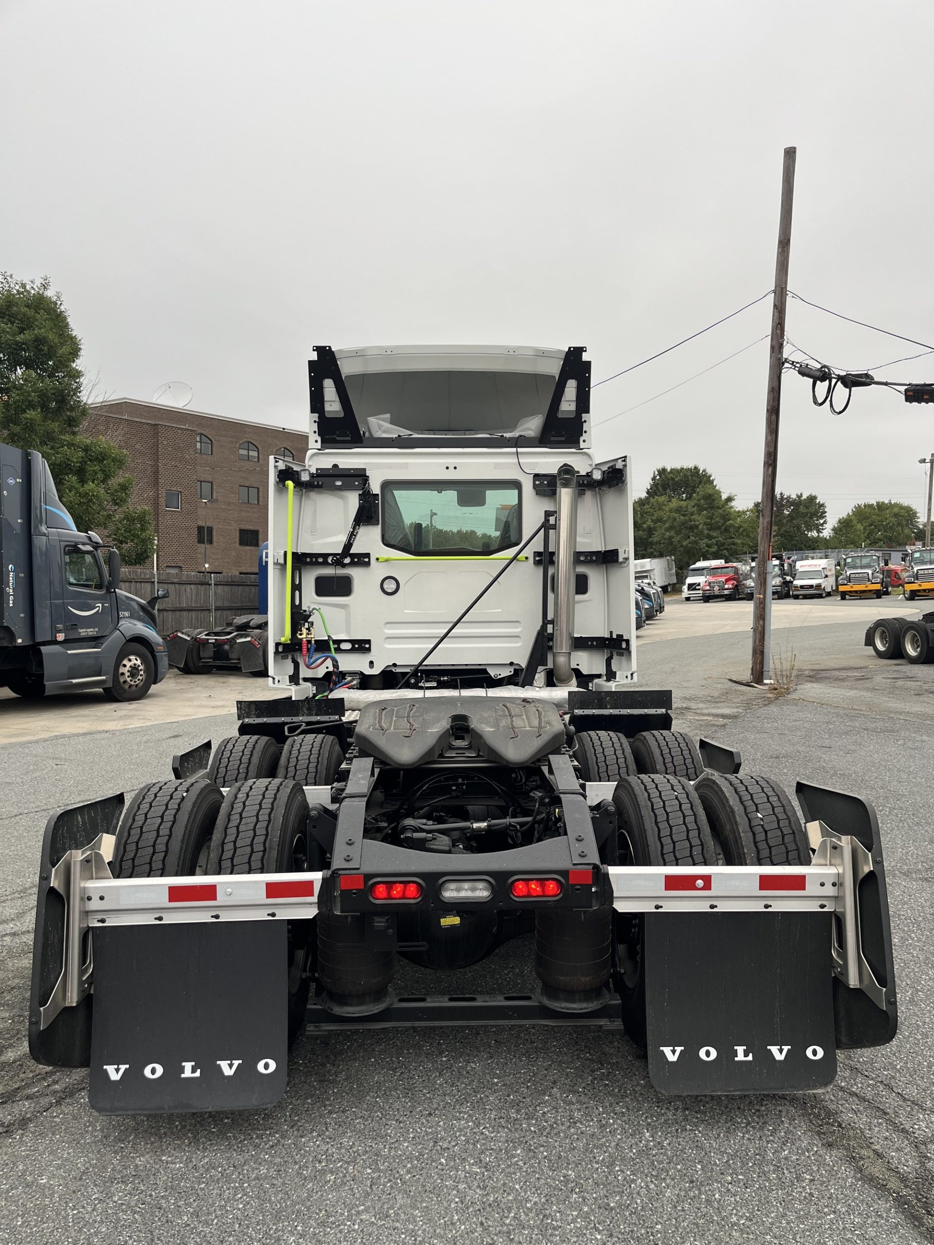 2025 VOLVO NEW VNL64T300 1061241-07 2025 VOLVO NEW VNL64T300 1061241-07