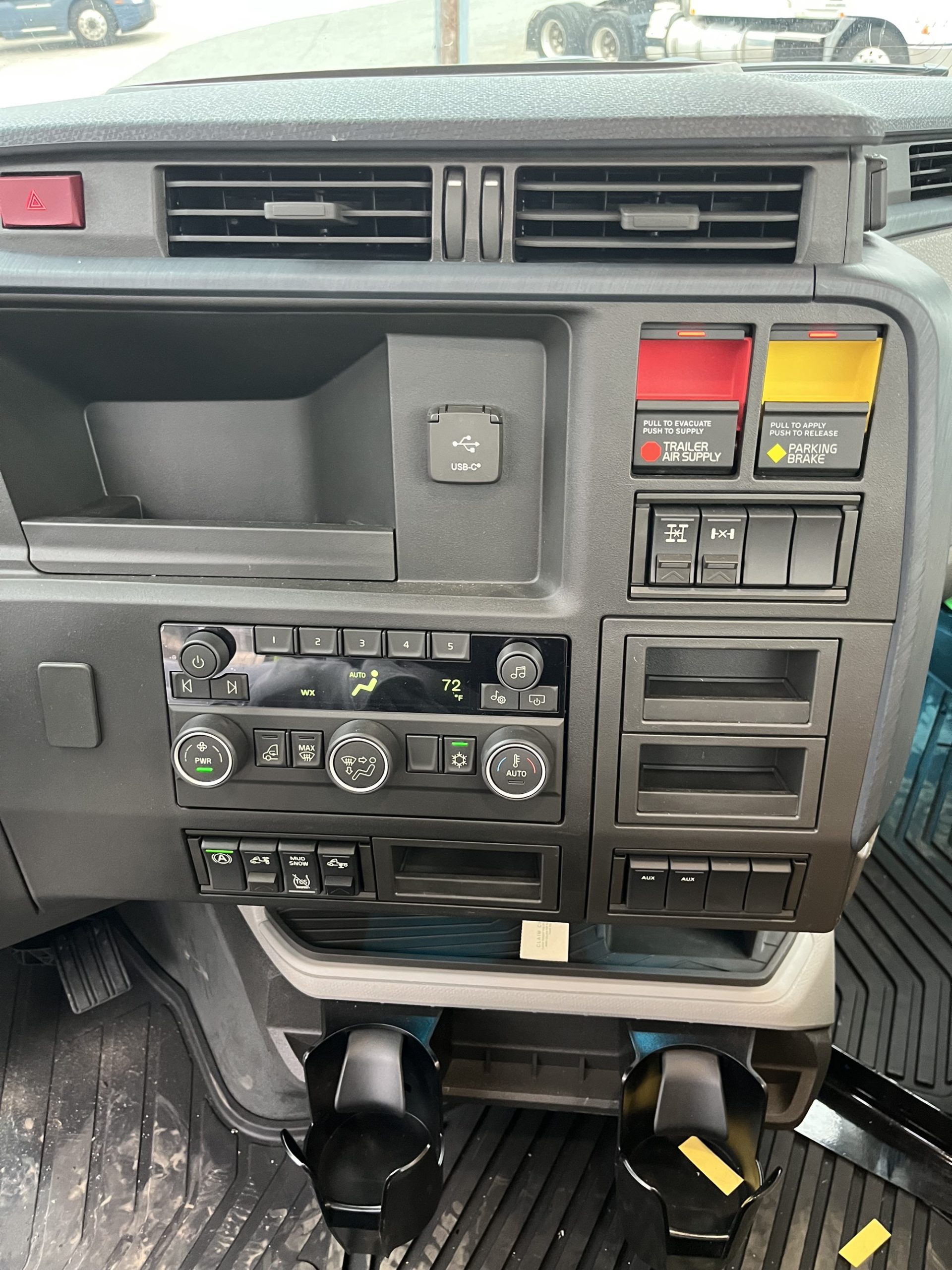 2025 VOLVO NEW VNL64T300 1061241-09 2025 VOLVO NEW VNL64T300 1061241-09