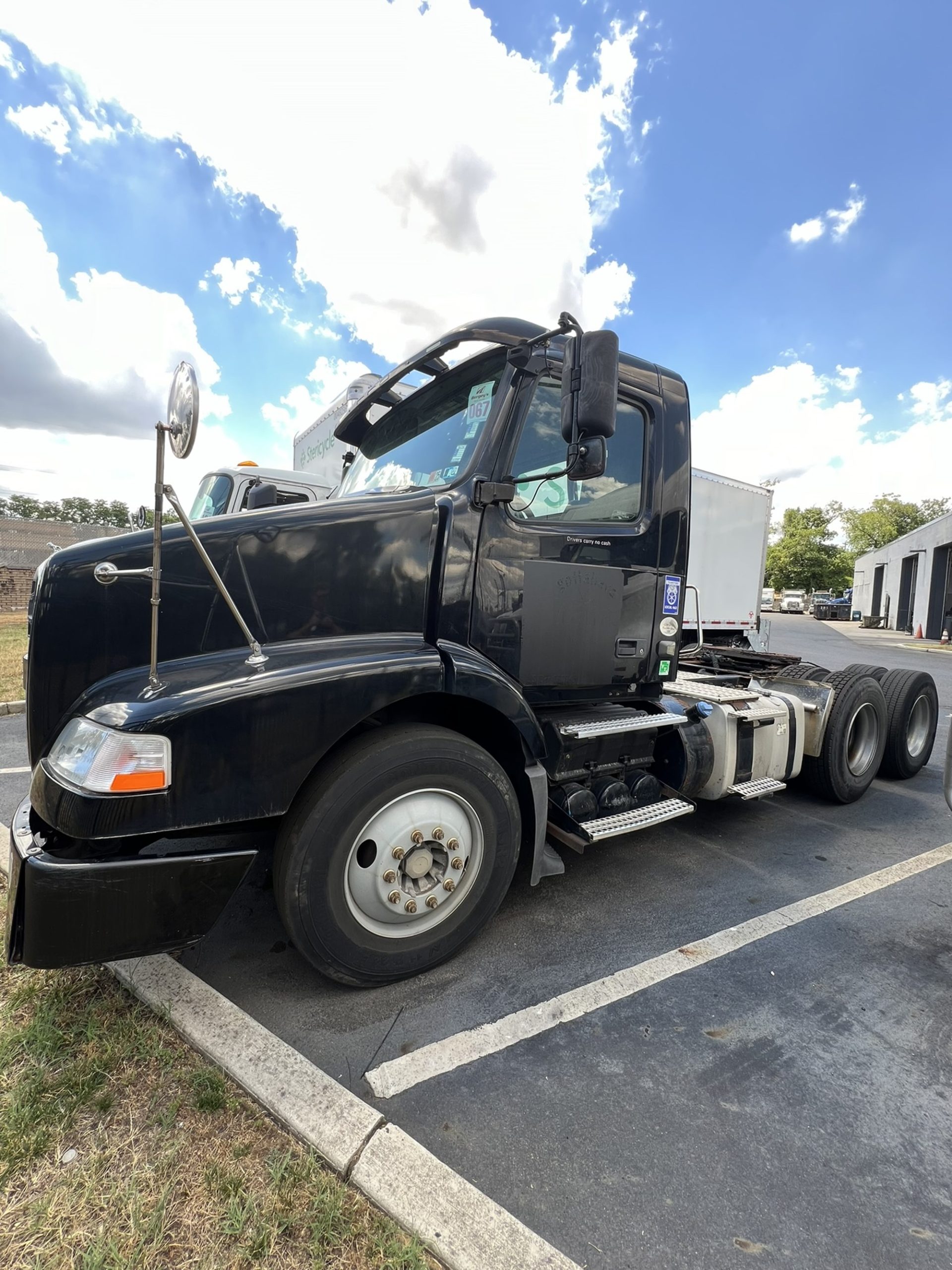 2011 VOLVO VNM64T 1001822-01 2011 VOLVO VNM64T 1001822-01