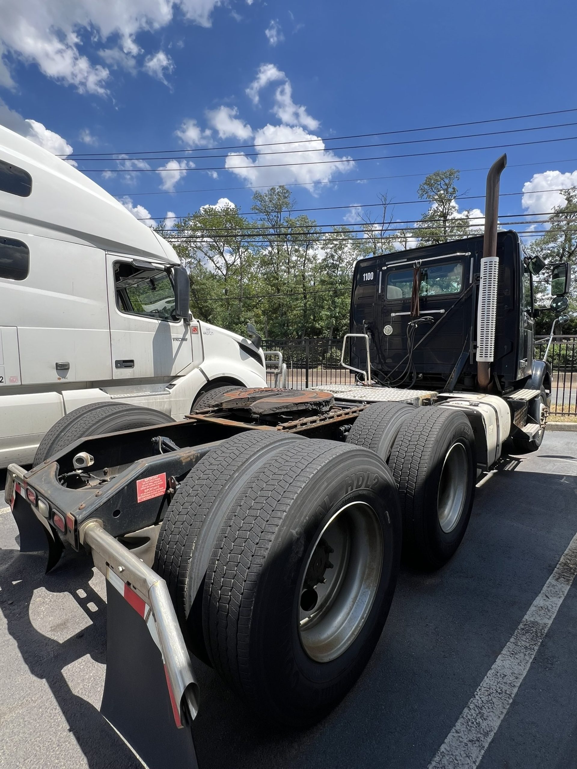 2011 VOLVO VNM64T 1001822-03 2011 VOLVO VNM64T 1001822-03
