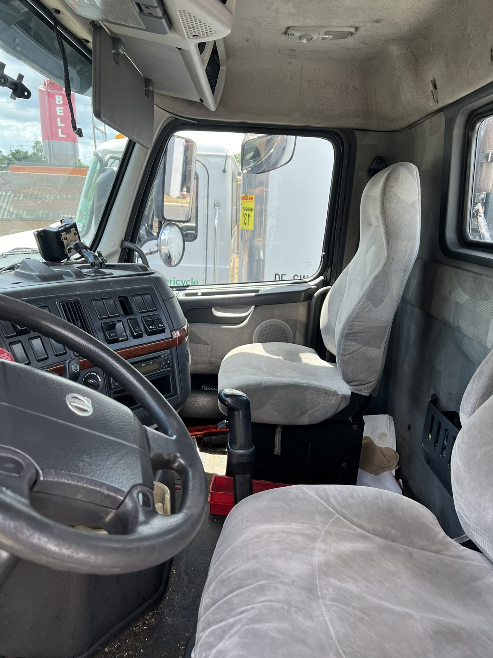 2011 VOLVO VNM64T 1001822-08 2011 VOLVO VNM64T 1001822-08