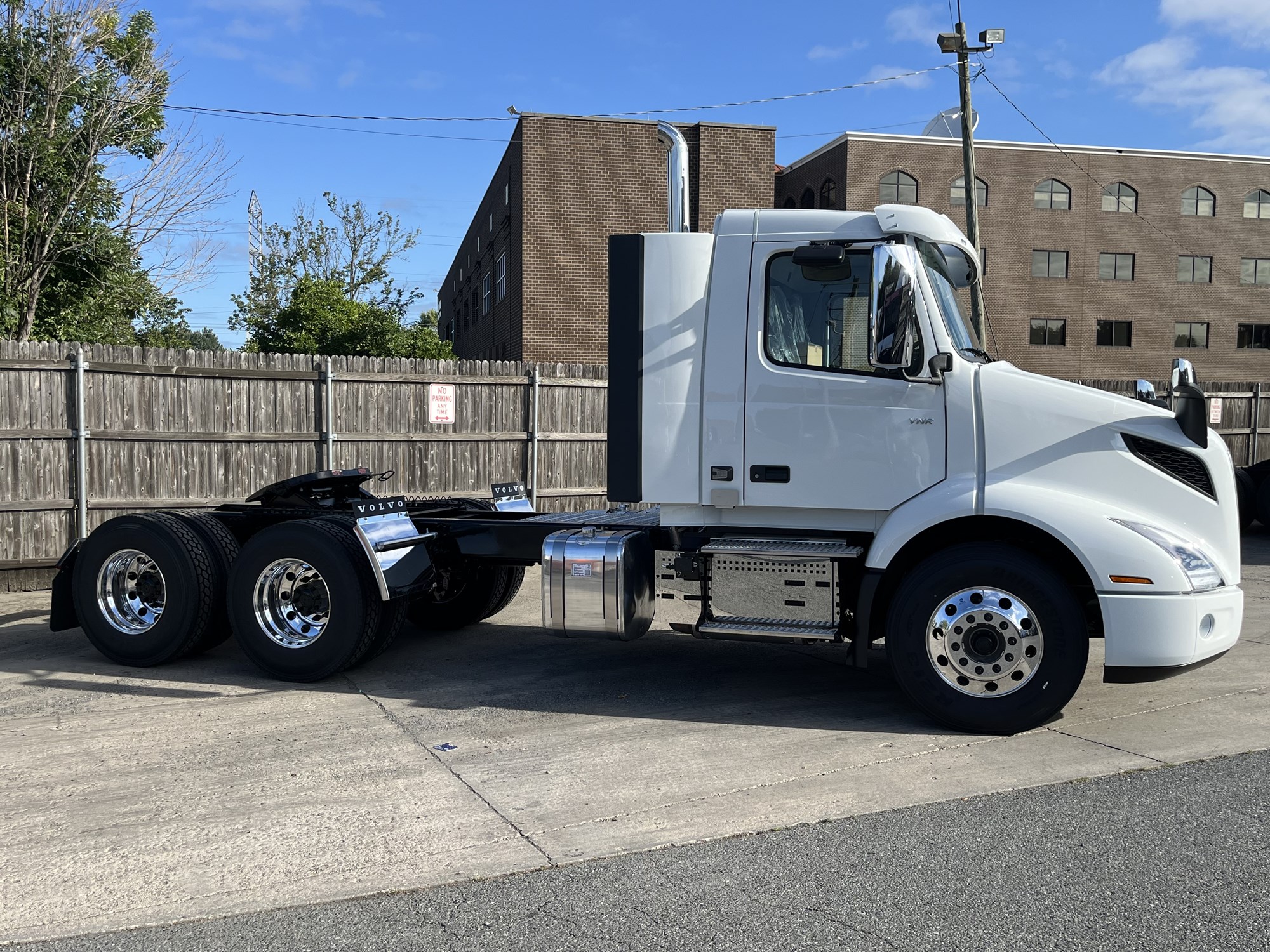 2025 Volvo VNR64T300 - image 3 of 6