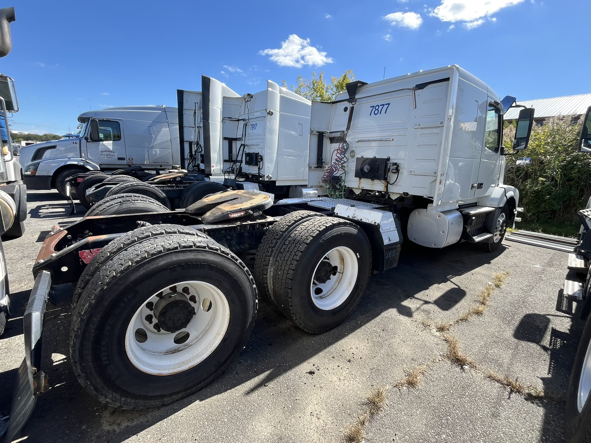 2012 VOLVO VNL64T - image 3 of 6