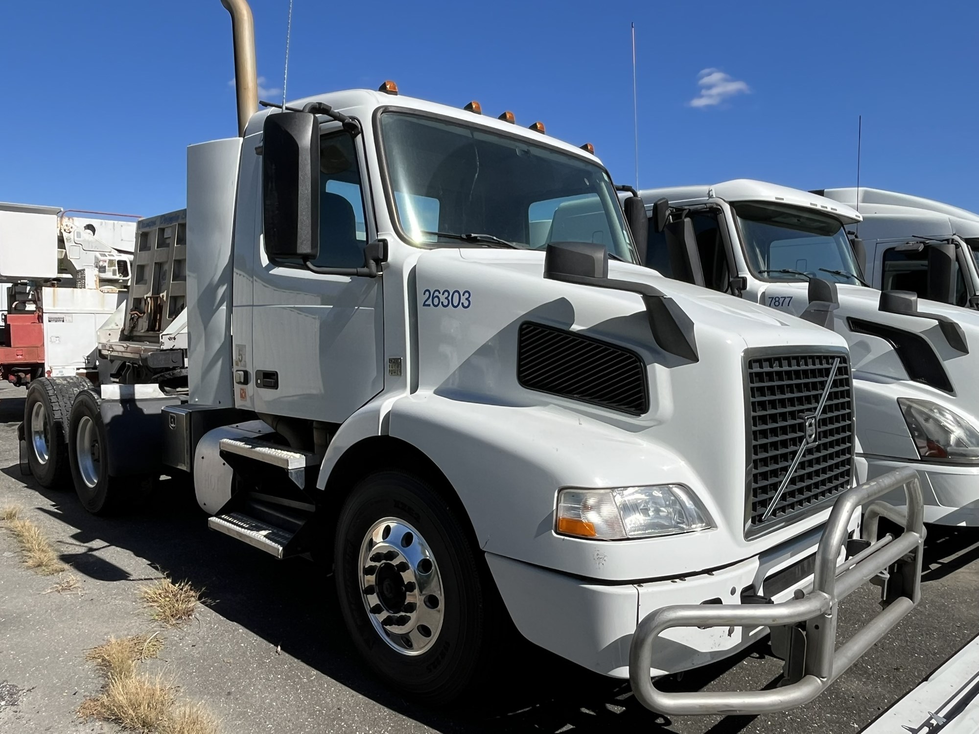 2015 VOLVO VN - image 2 of 6
