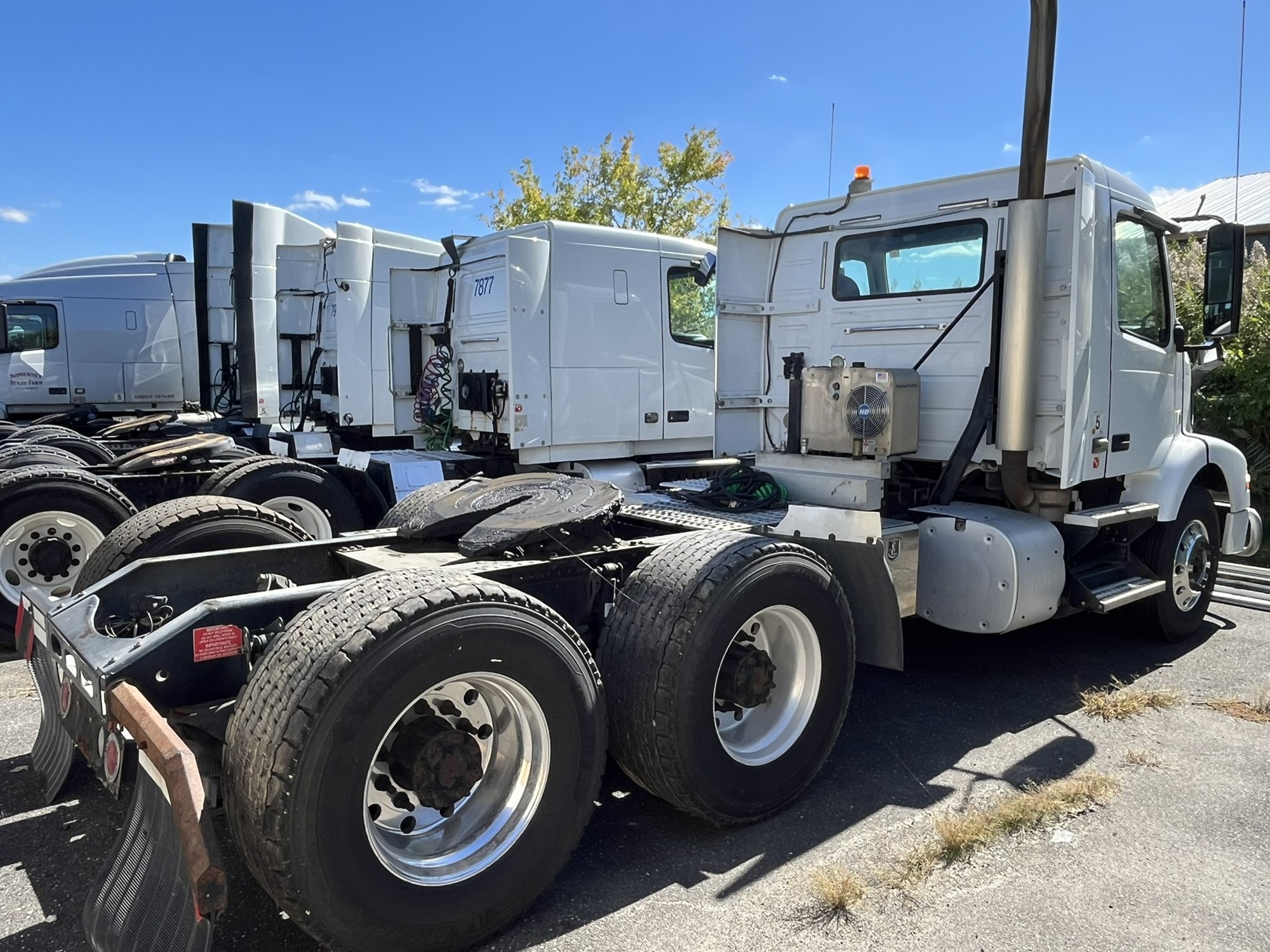 2015 VOLVO VN - image 3 of 6