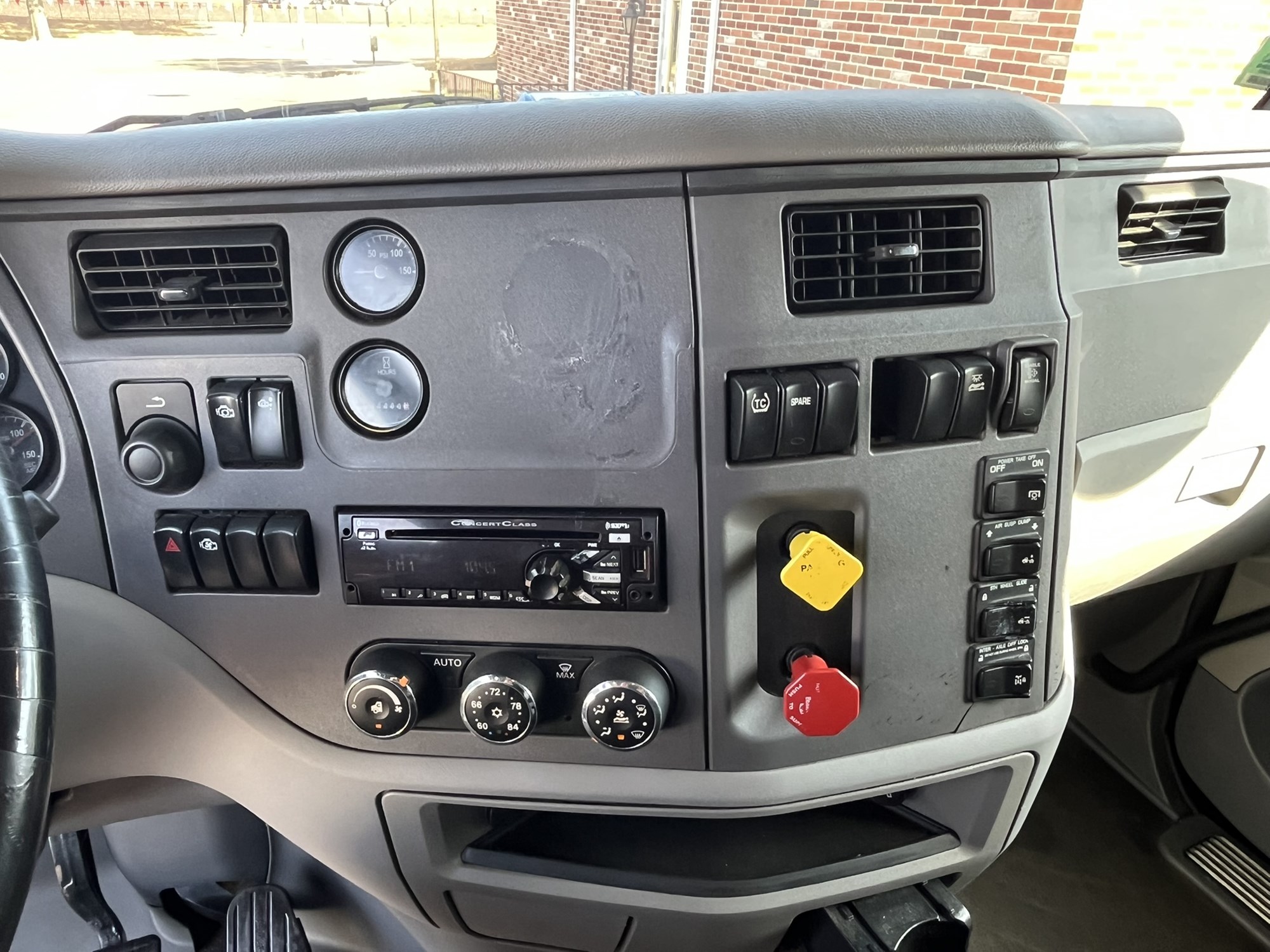 2016 PETERBILT 579 1001958-15 2016 PETERBILT 579 1001958-15