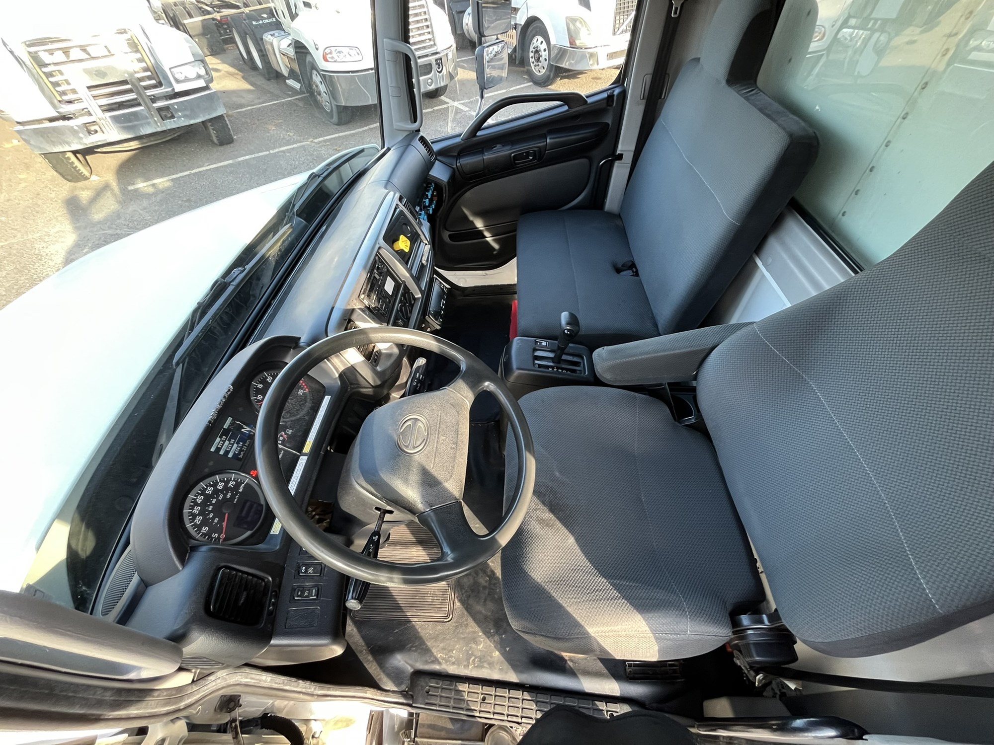 2017 Hino HINO 268 1057107-18 2017 Hino HINO 268 1057107-18