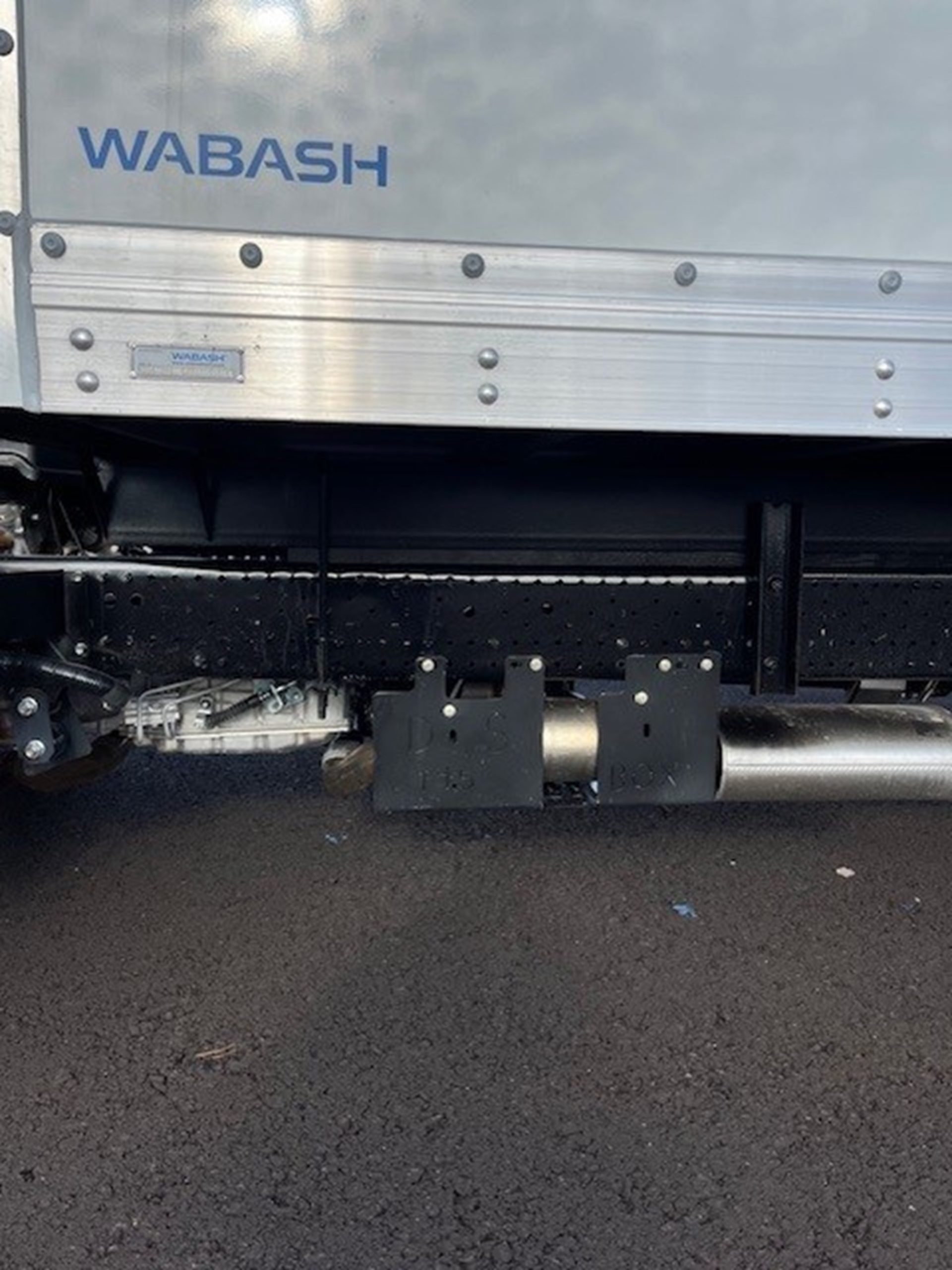 2025 ISUZU NPR HD GAS - image 4 of 5