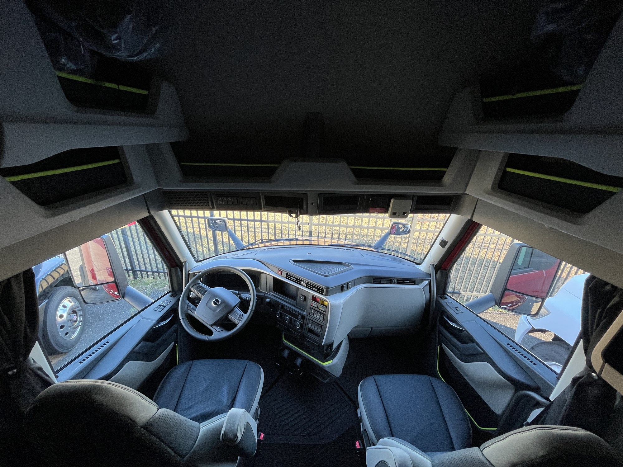 2025 VOLVO NEW VNL64T860 1065475-05 2025 VOLVO NEW VNL64T860 1065475-05