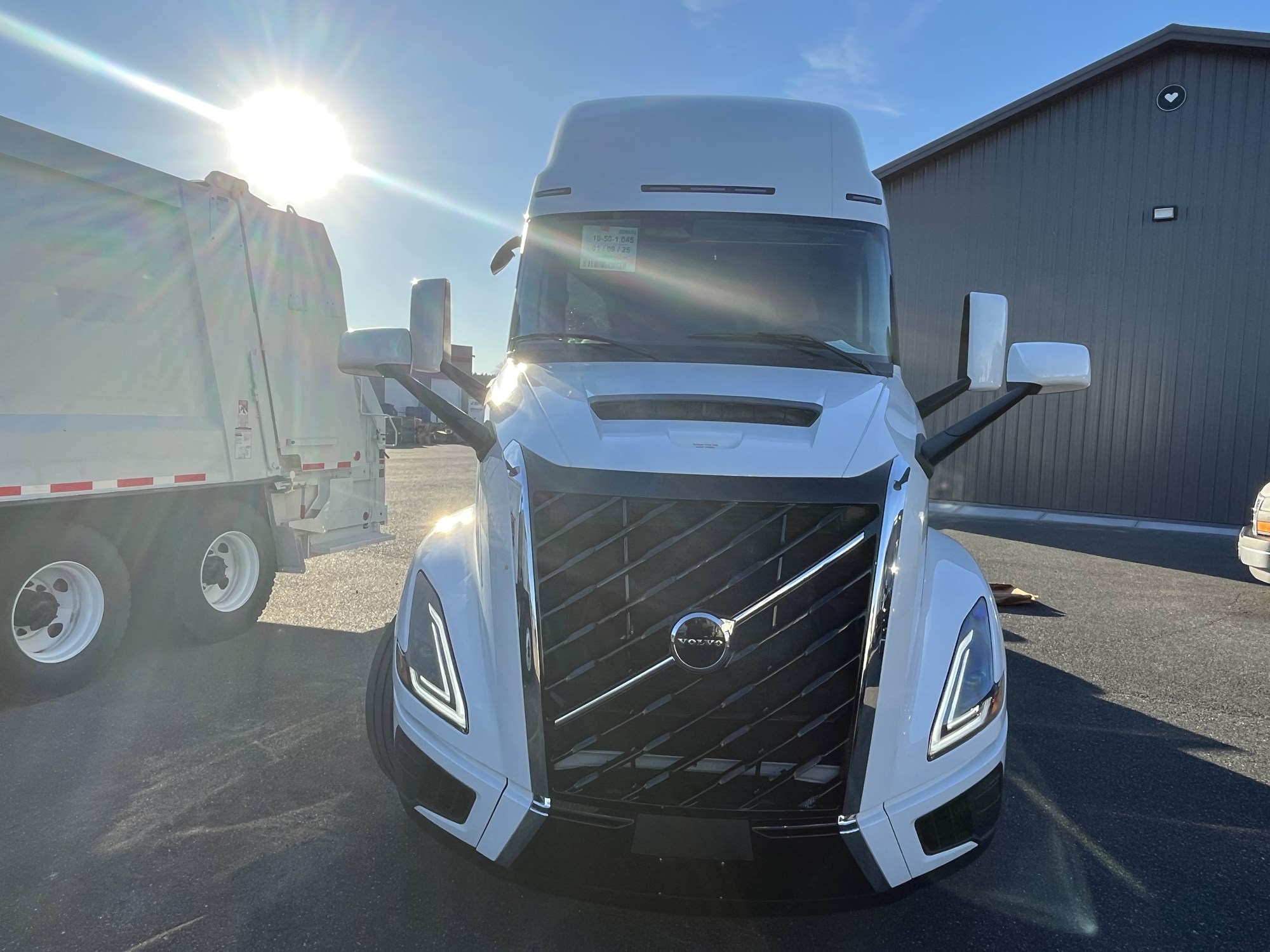 2025 VOLVO VNL64T 1065482-02 2025 VOLVO VNL64T 1065482-02