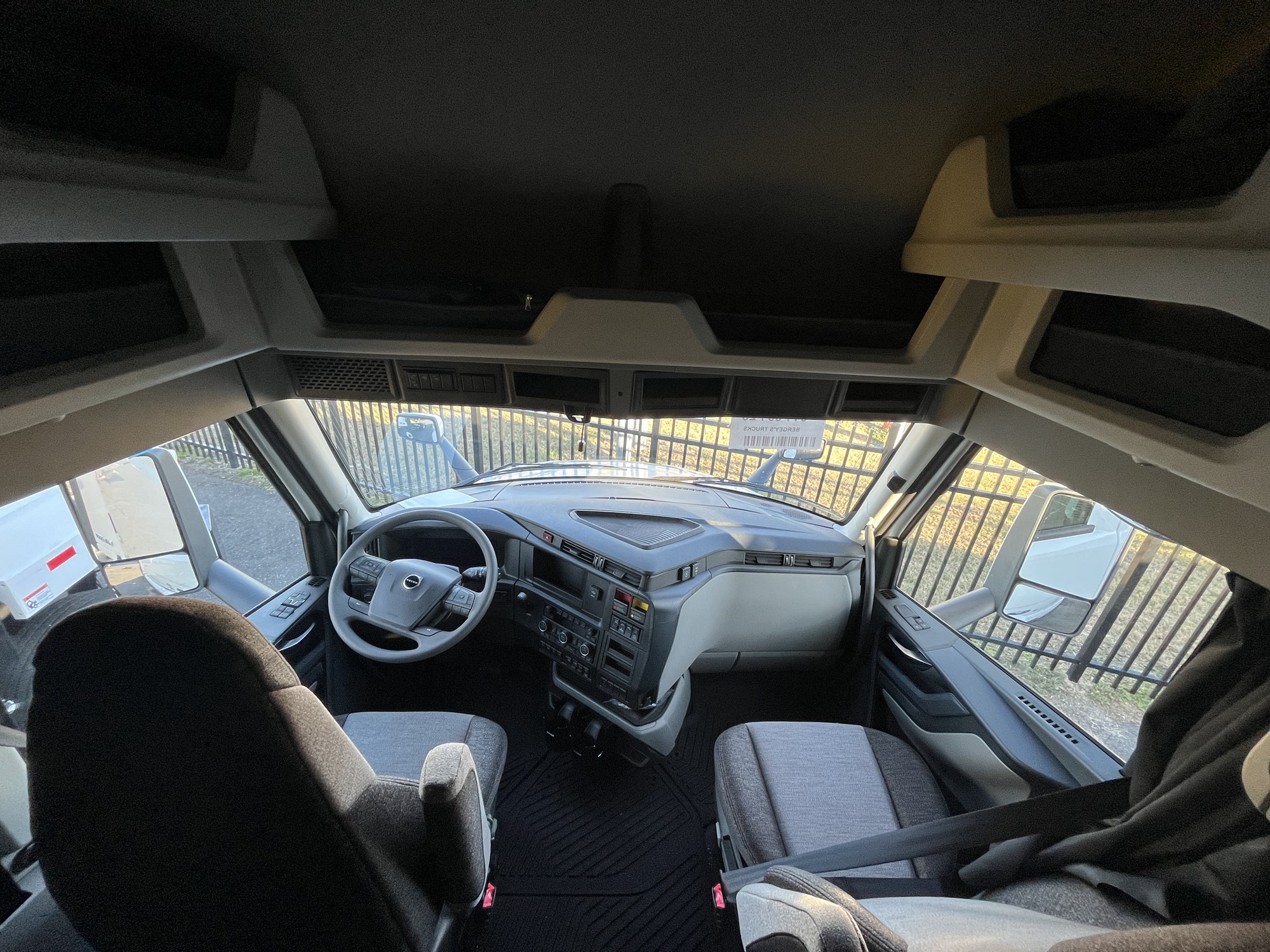 2025 VOLVO VNL64T 1065482-04 2025 VOLVO VNL64T 1065482-04