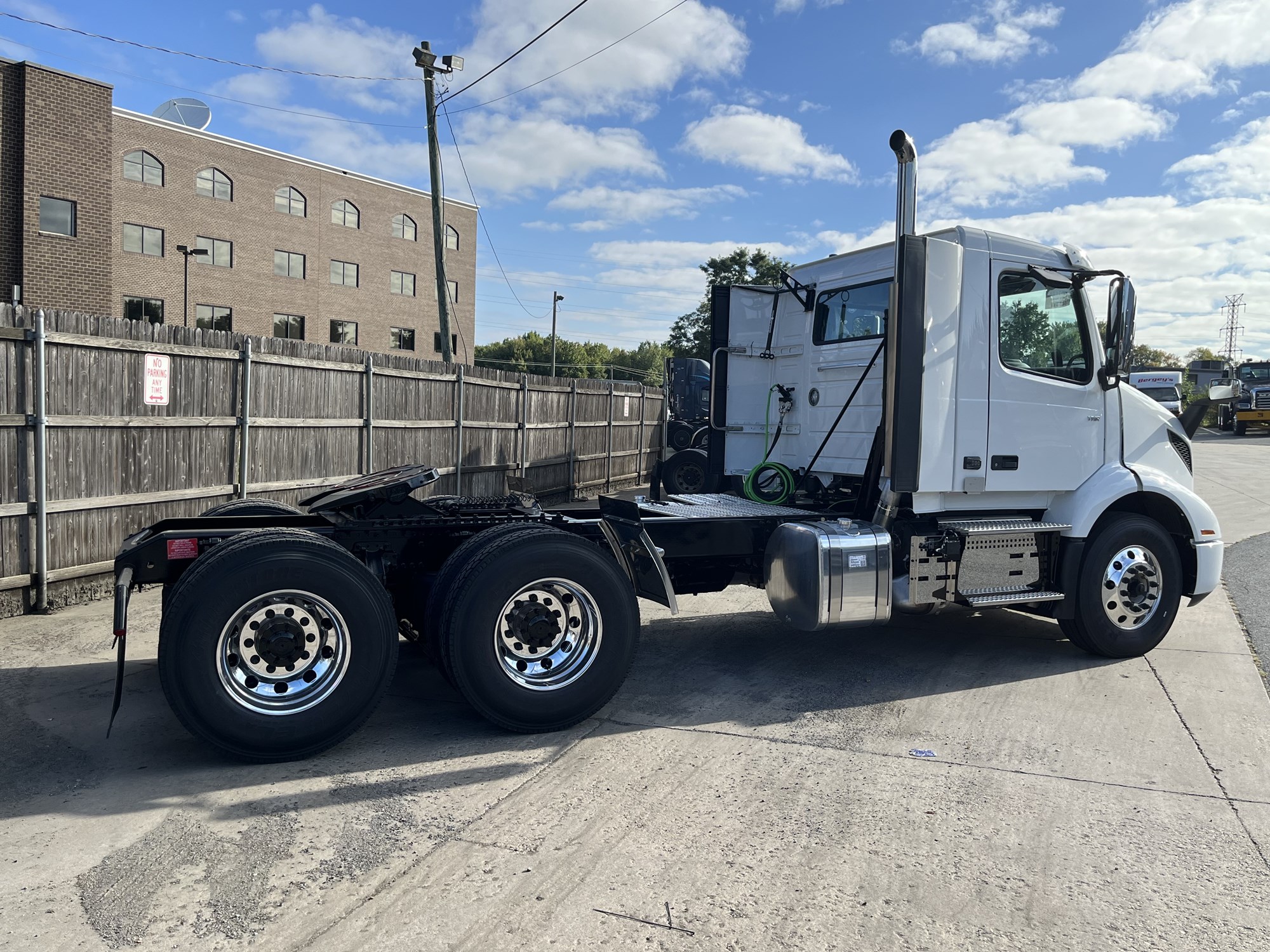 2025 Volvo VNR64T300 1054689-04 2025 Volvo VNR64T300 1054689-04