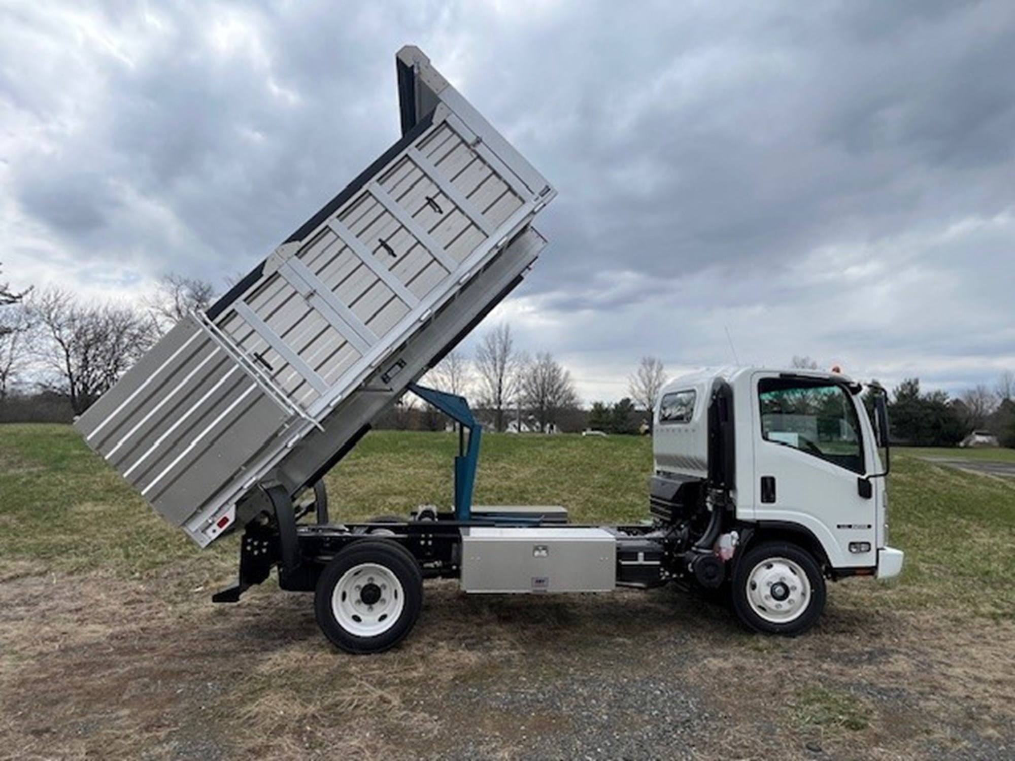 2025 ISUZU NRR GAS - image 3 of 6