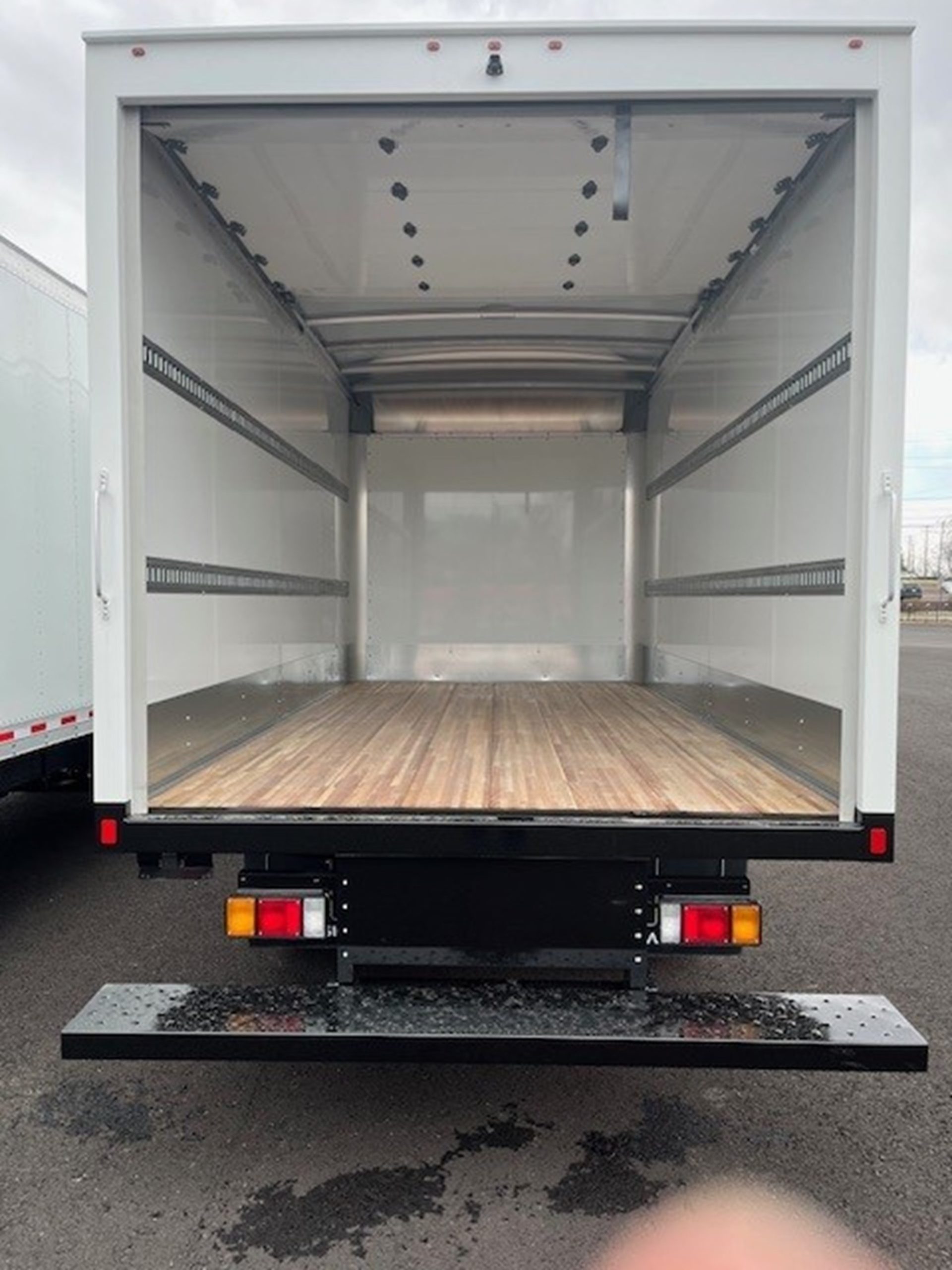 2025 ISUZU NPR HD - image 2 of 3