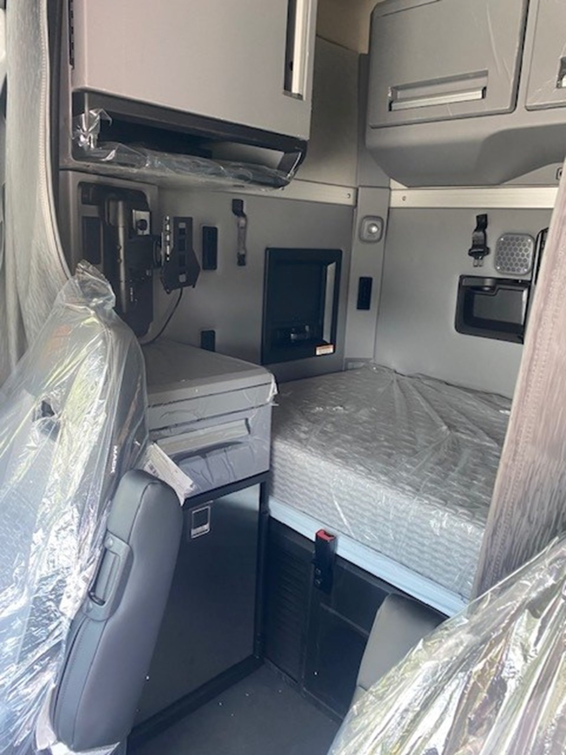 2025 MACK AN64T SLEEPER 1002225-07 2025 MACK AN64T SLEEPER 1002225-07