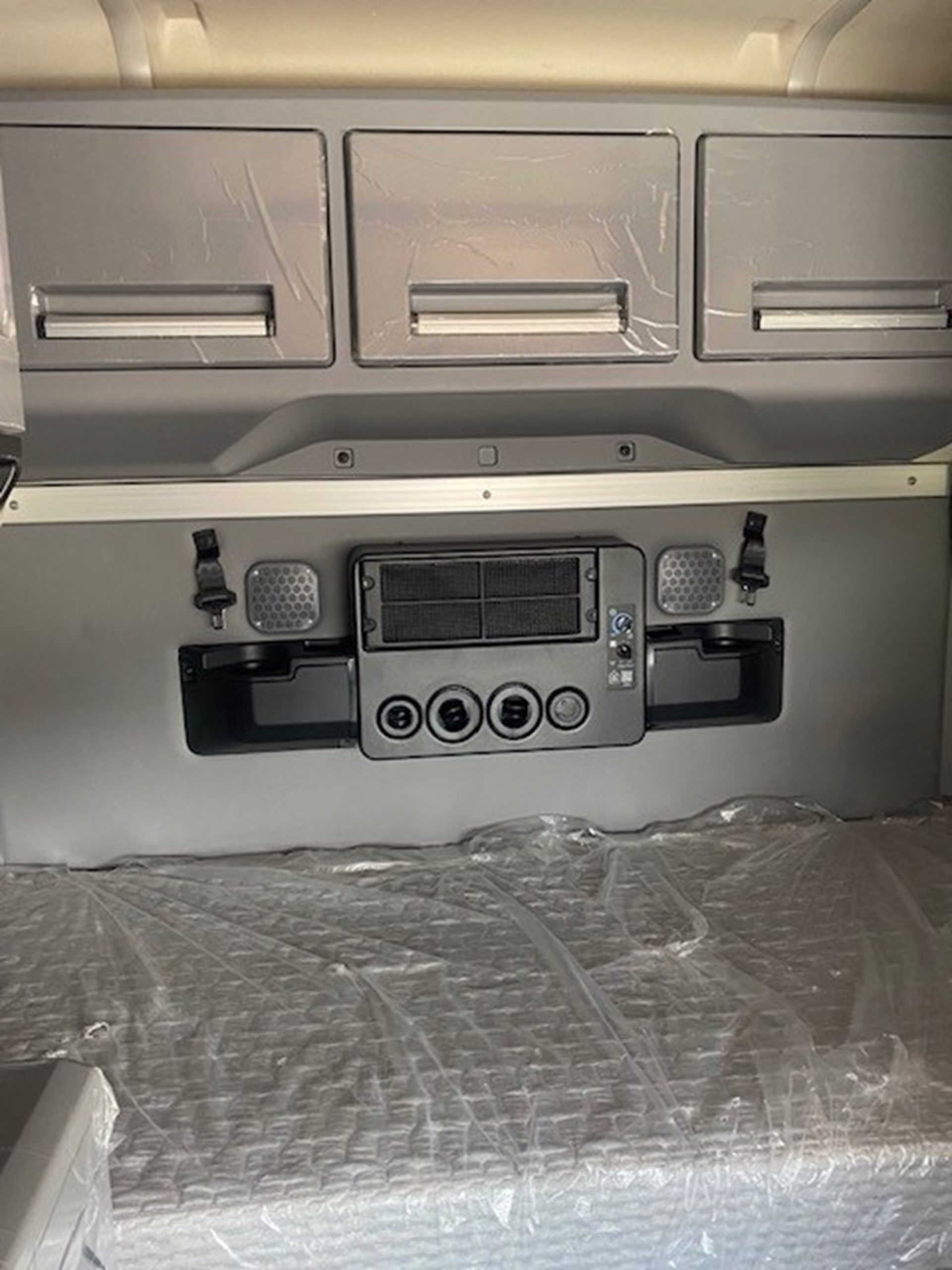 2025 MACK AN64T SLEEPER 1002225-08 2025 MACK AN64T SLEEPER 1002225-08