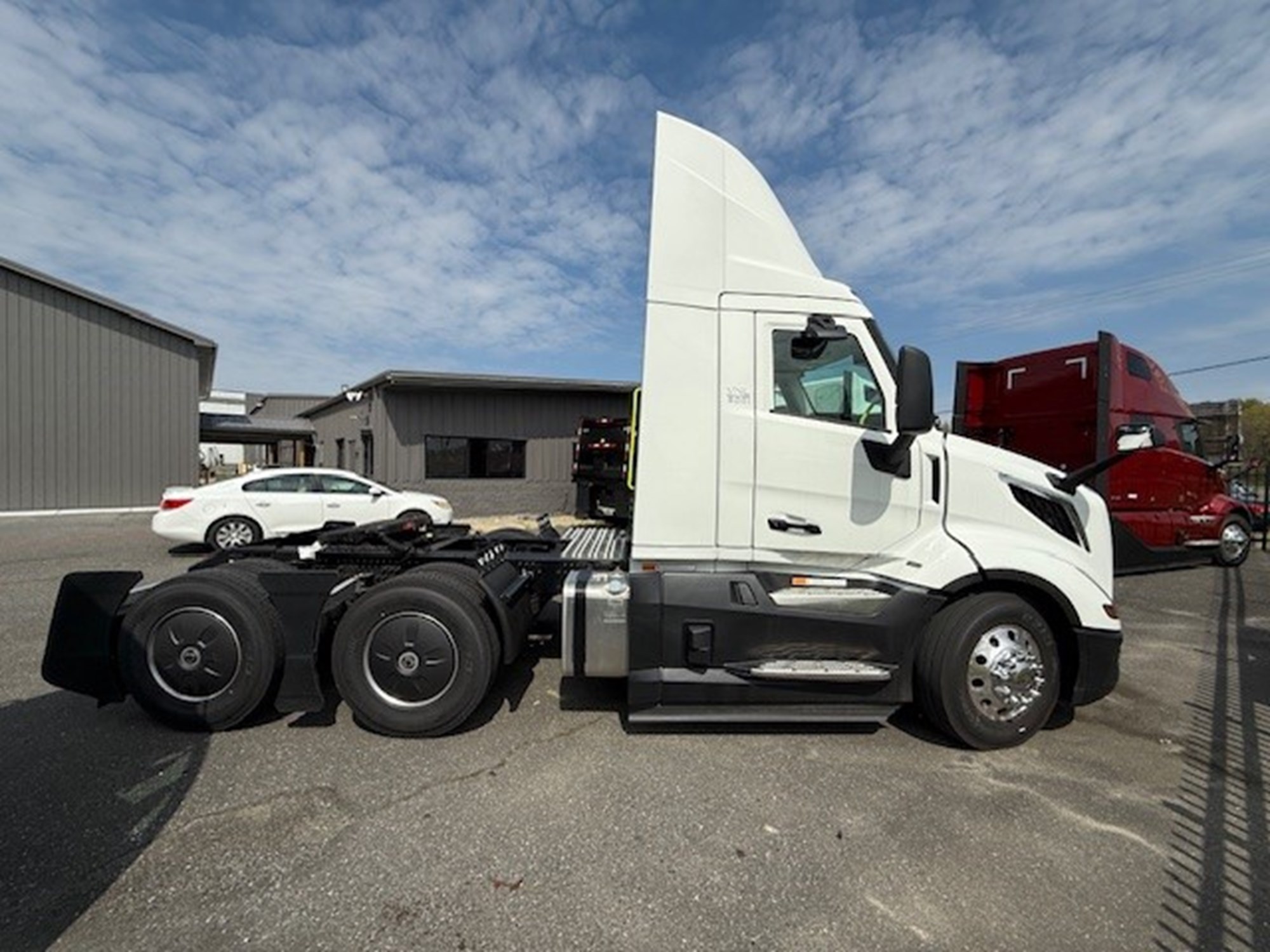 2025 Volvo VNL64T300 - image 4 of 6