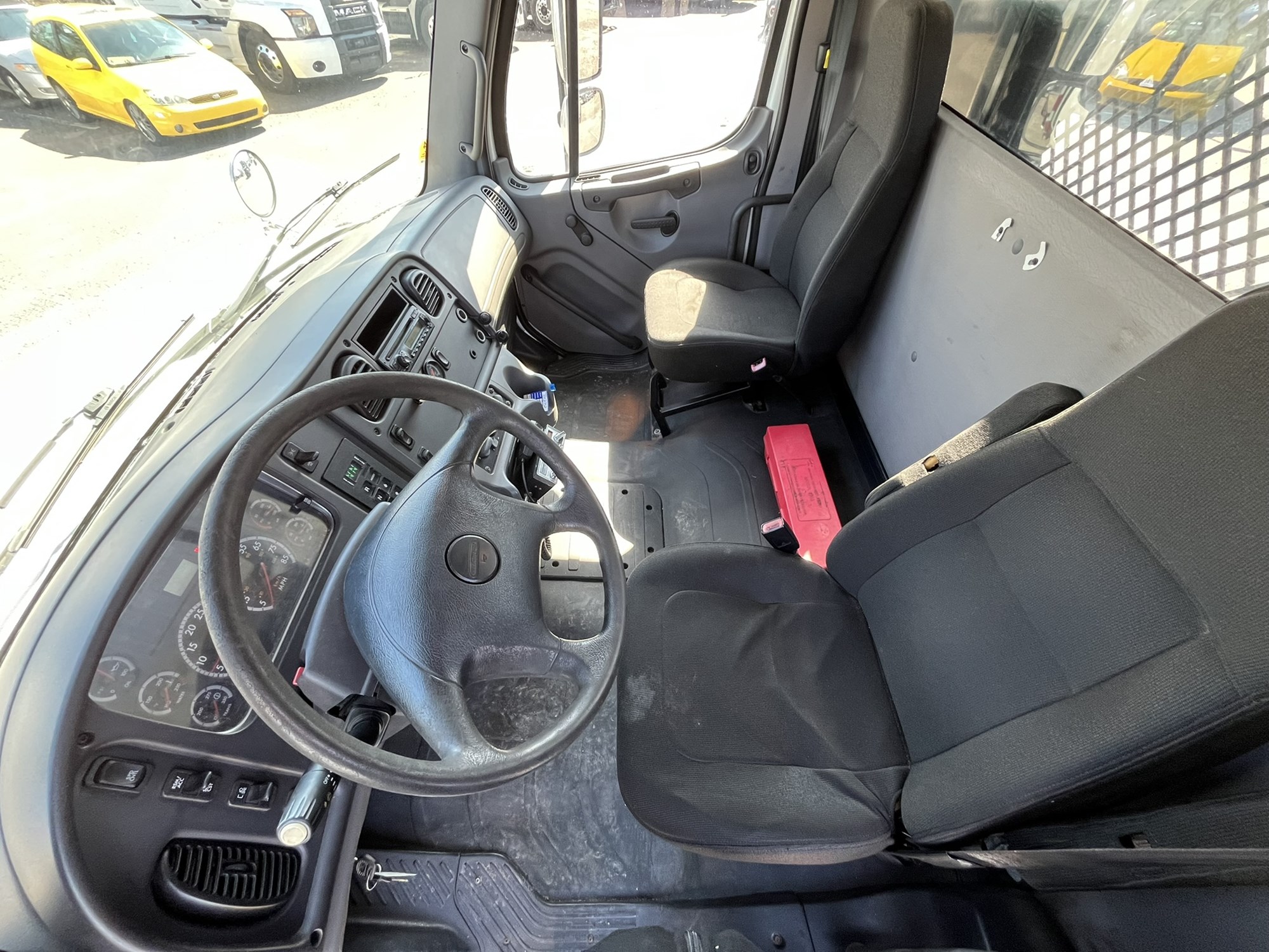 2012 Freightliner M2 1076154-06 2012 Freightliner M2 1076154-06
