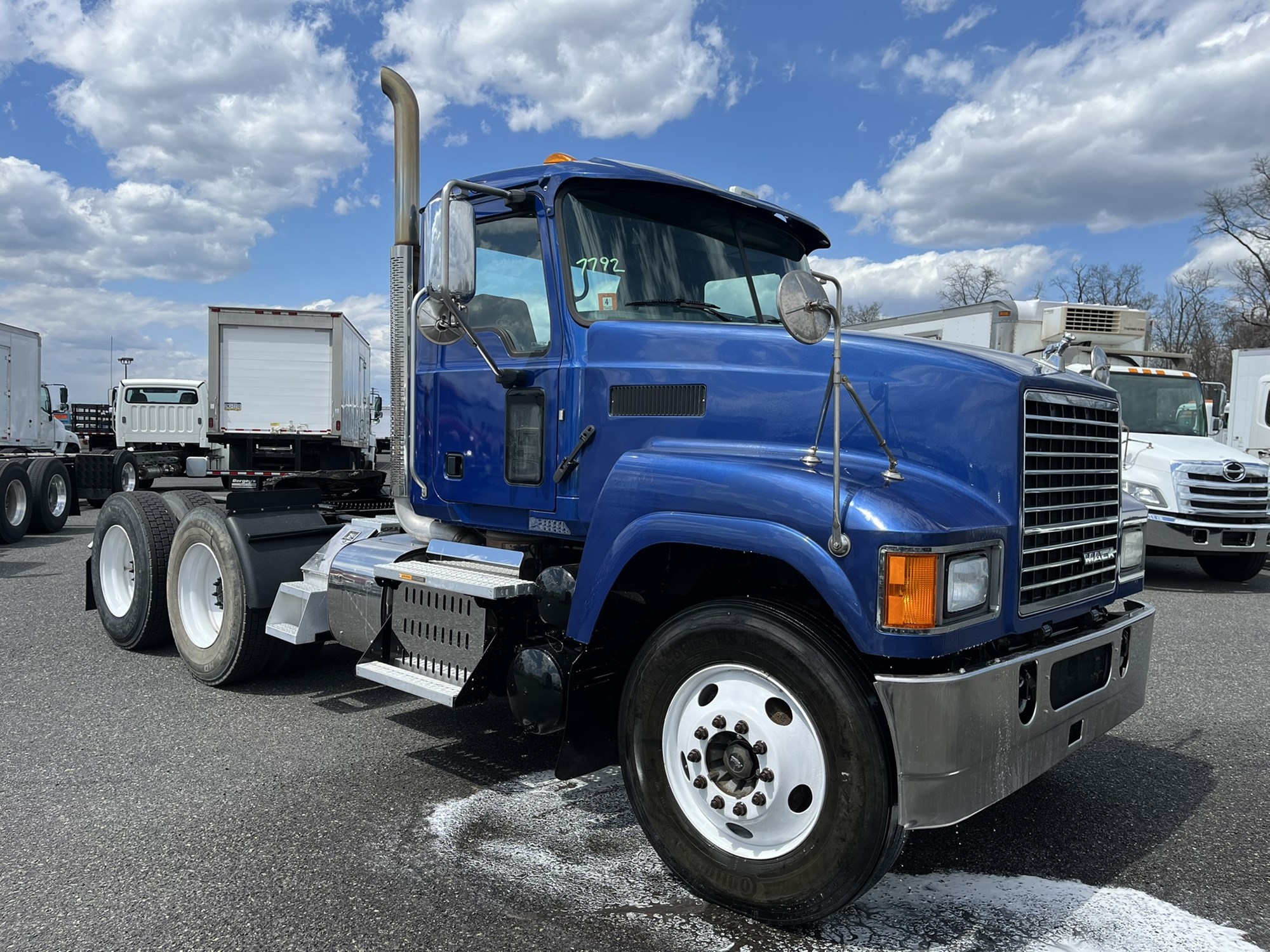 2017 MACK CHU613 - image 2 of 6