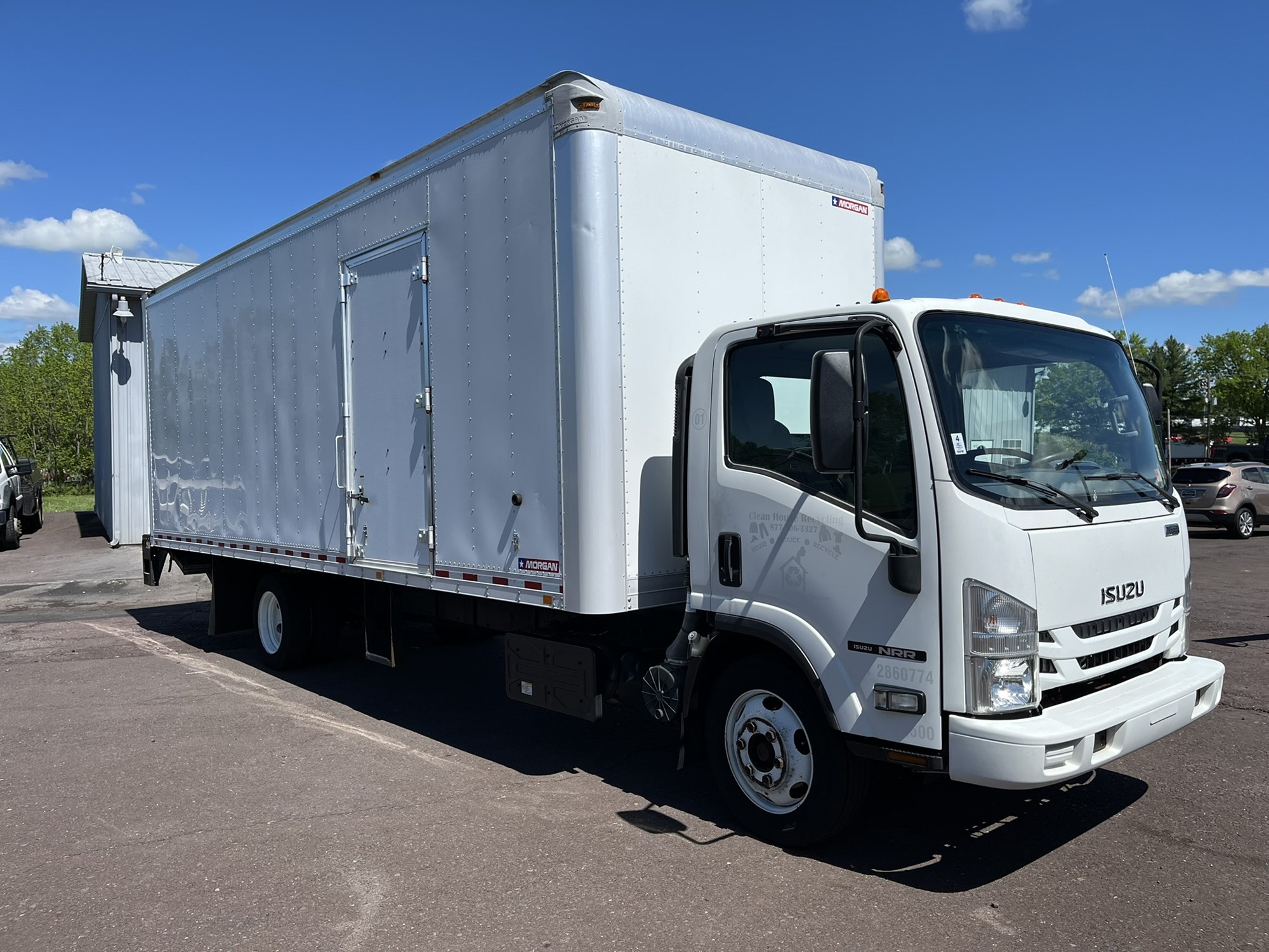 2018 ISUZU NRR REG CAB - image 3 of 6