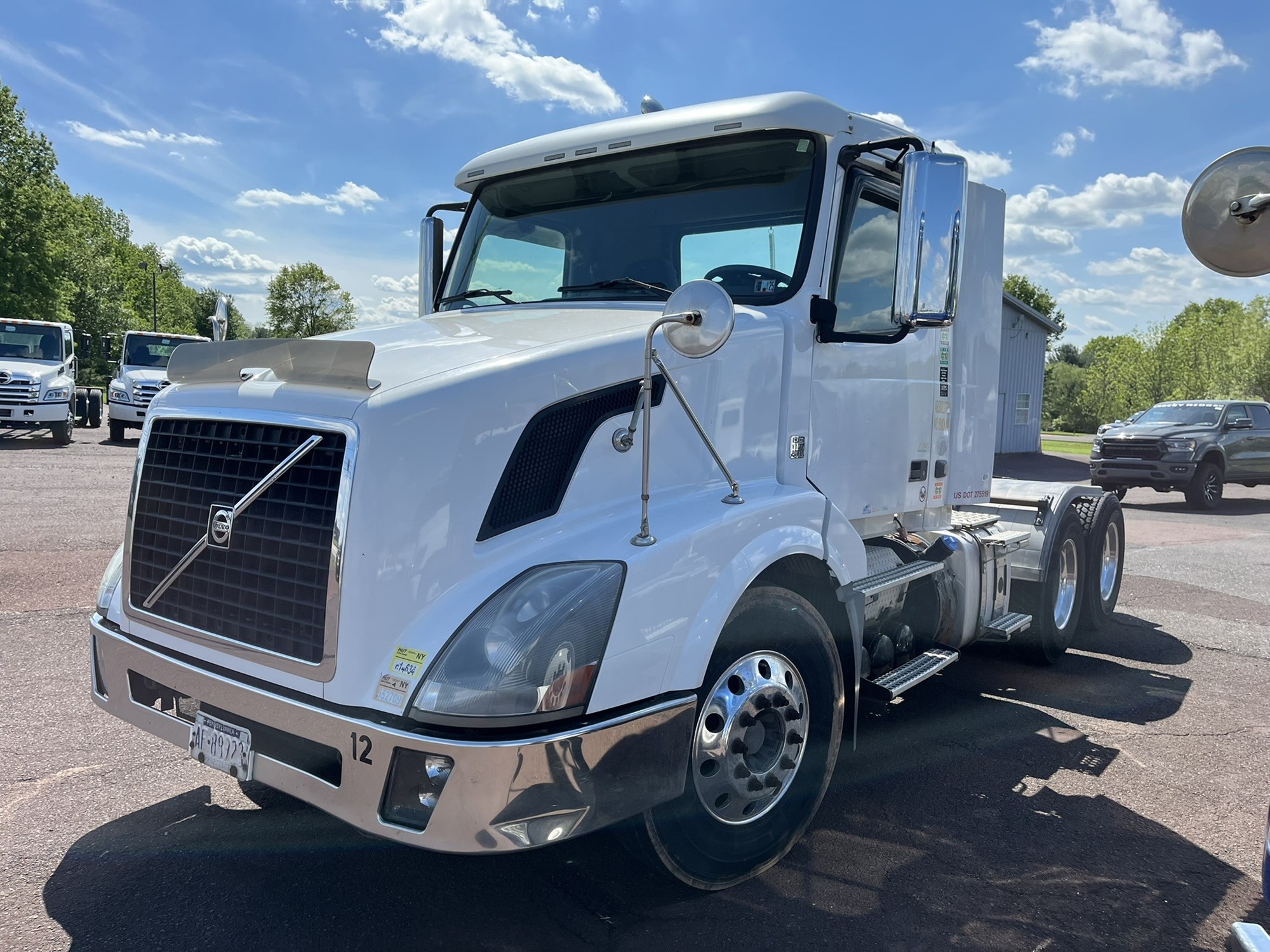 2011 VOLVO VNL - image 1 of 6