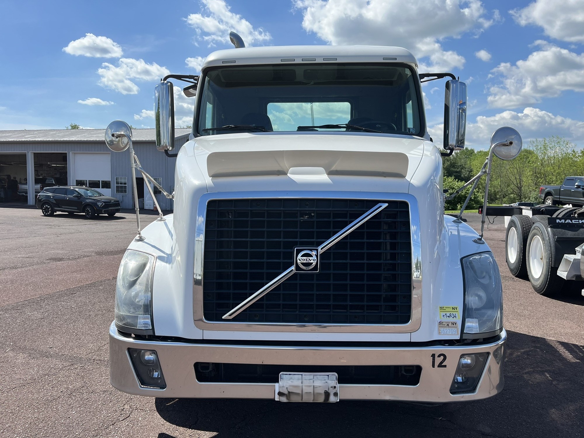 2011 VOLVO VNL - image 2 of 6