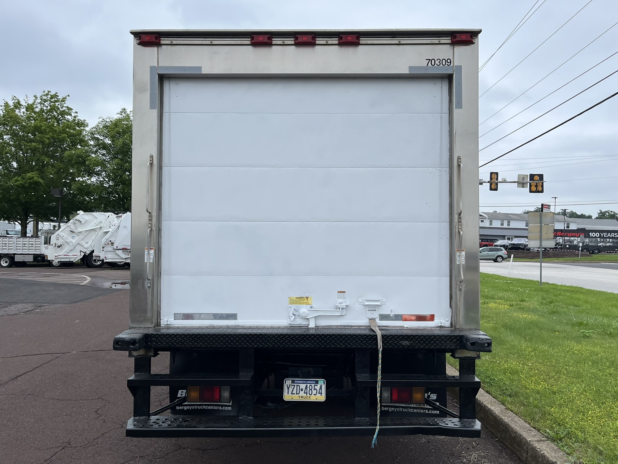 2010 ISUZU NPR 1000031-05 2010 ISUZU NPR 1000031-05