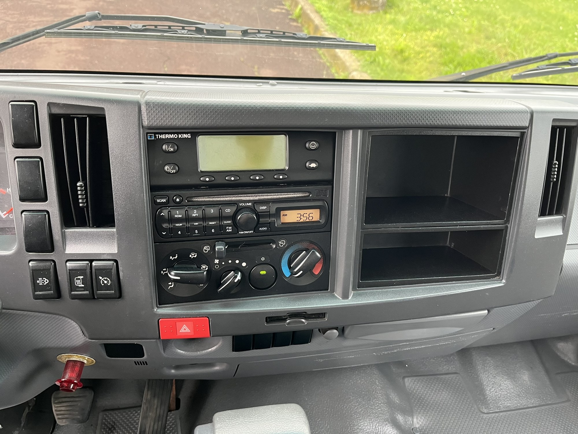 2010 ISUZU NPR 1000031-09 2010 ISUZU NPR 1000031-09