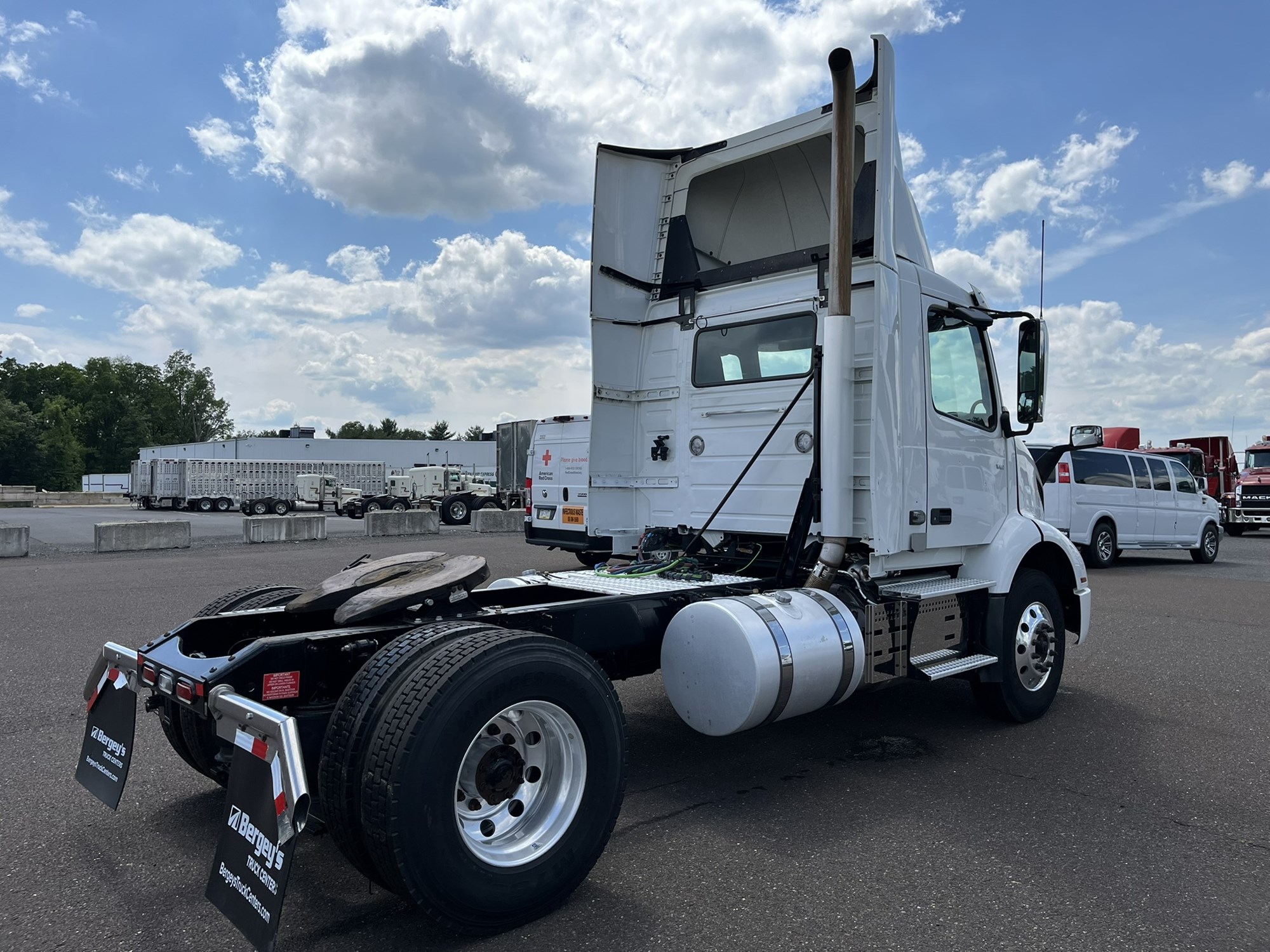 2021 VOLVO VNR42T300 1000118-04 2021 VOLVO VNR42T300 1000118-04