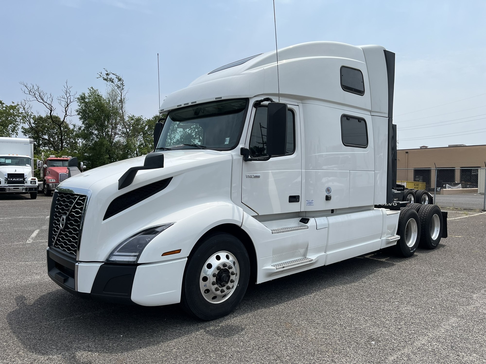 2023 Volvo VNL 860 - image 1 of 6
