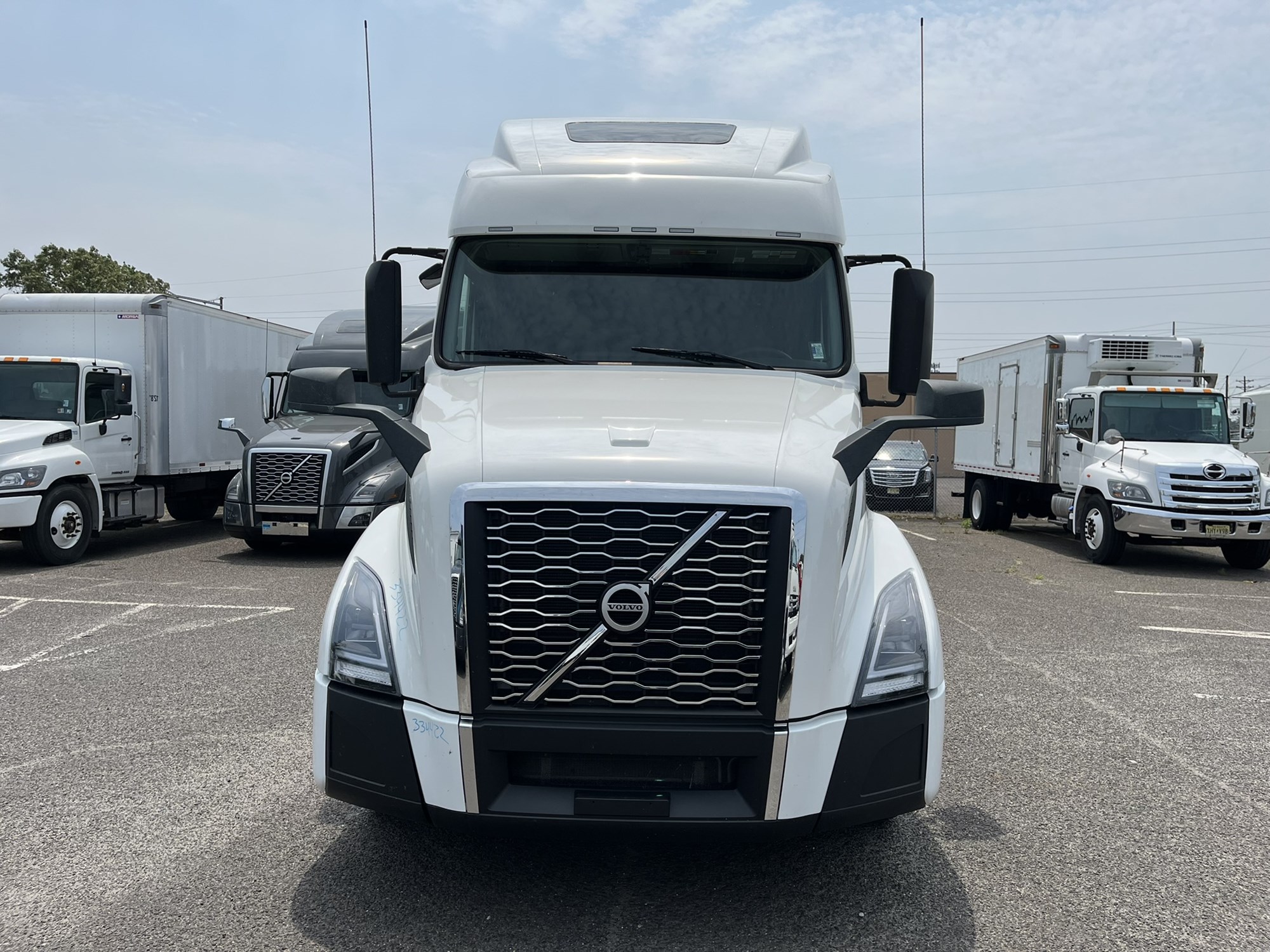 2023 Volvo VNL 860 - image 2 of 6