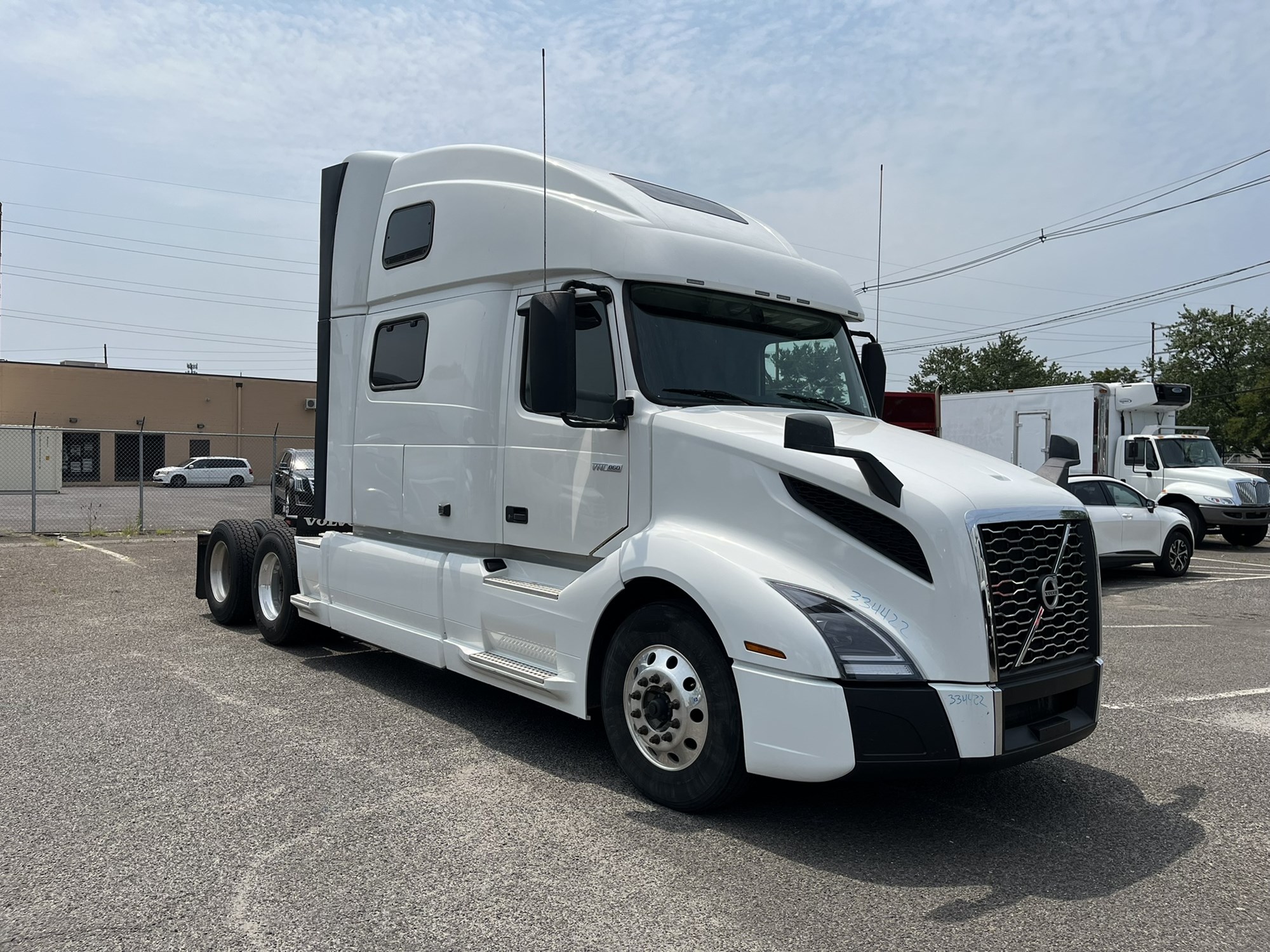 2023 Volvo VNL 860 - image 3 of 6