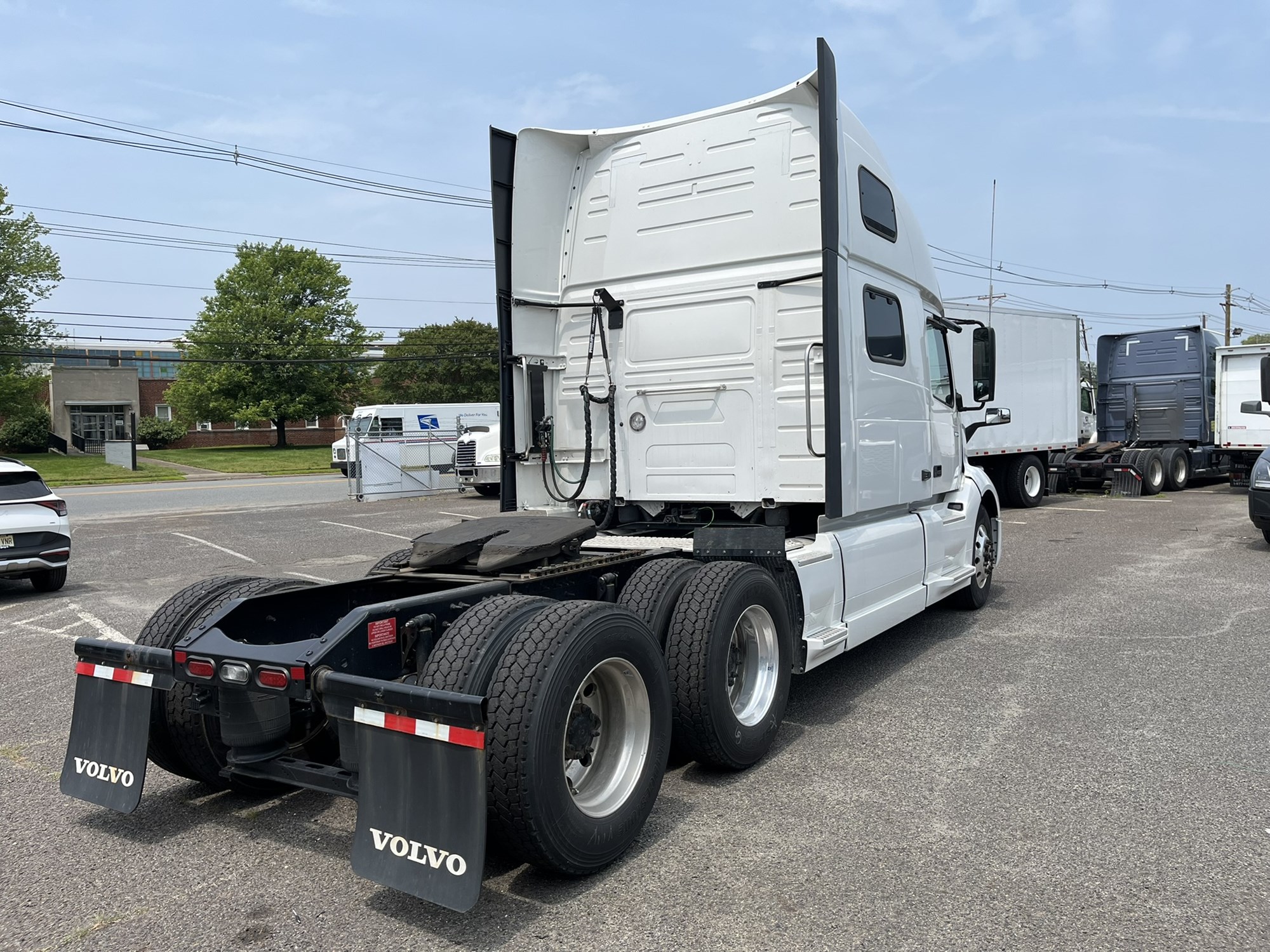 2023 Volvo VNL 860 - image 4 of 6