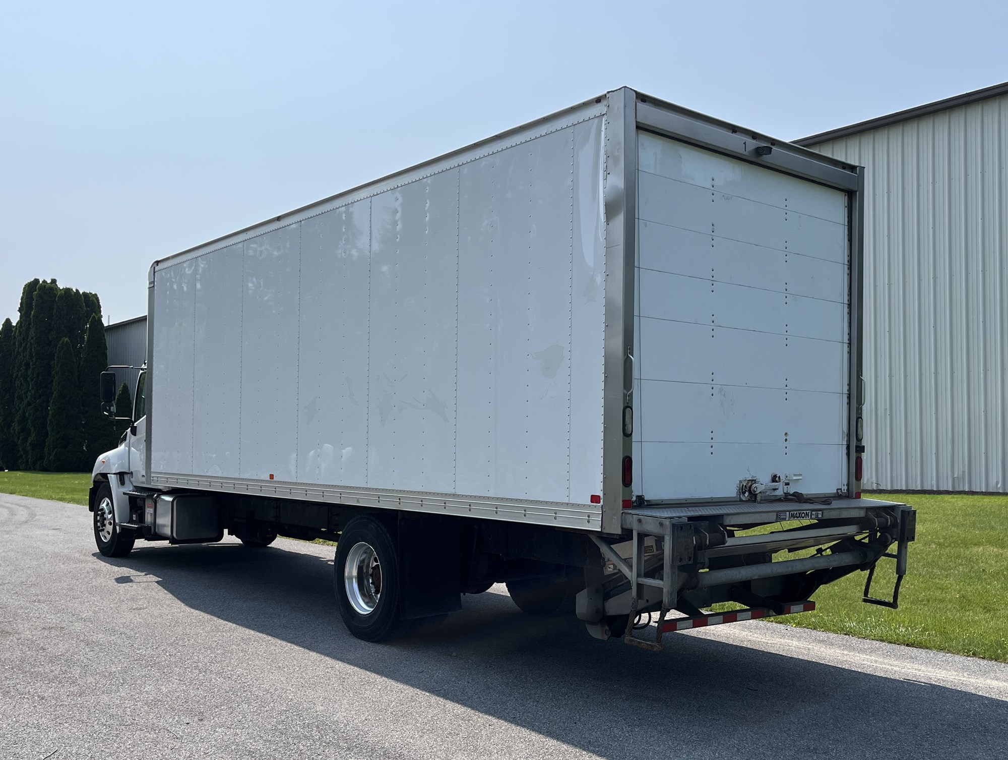 2019 Hino 268A - image 3 of 6