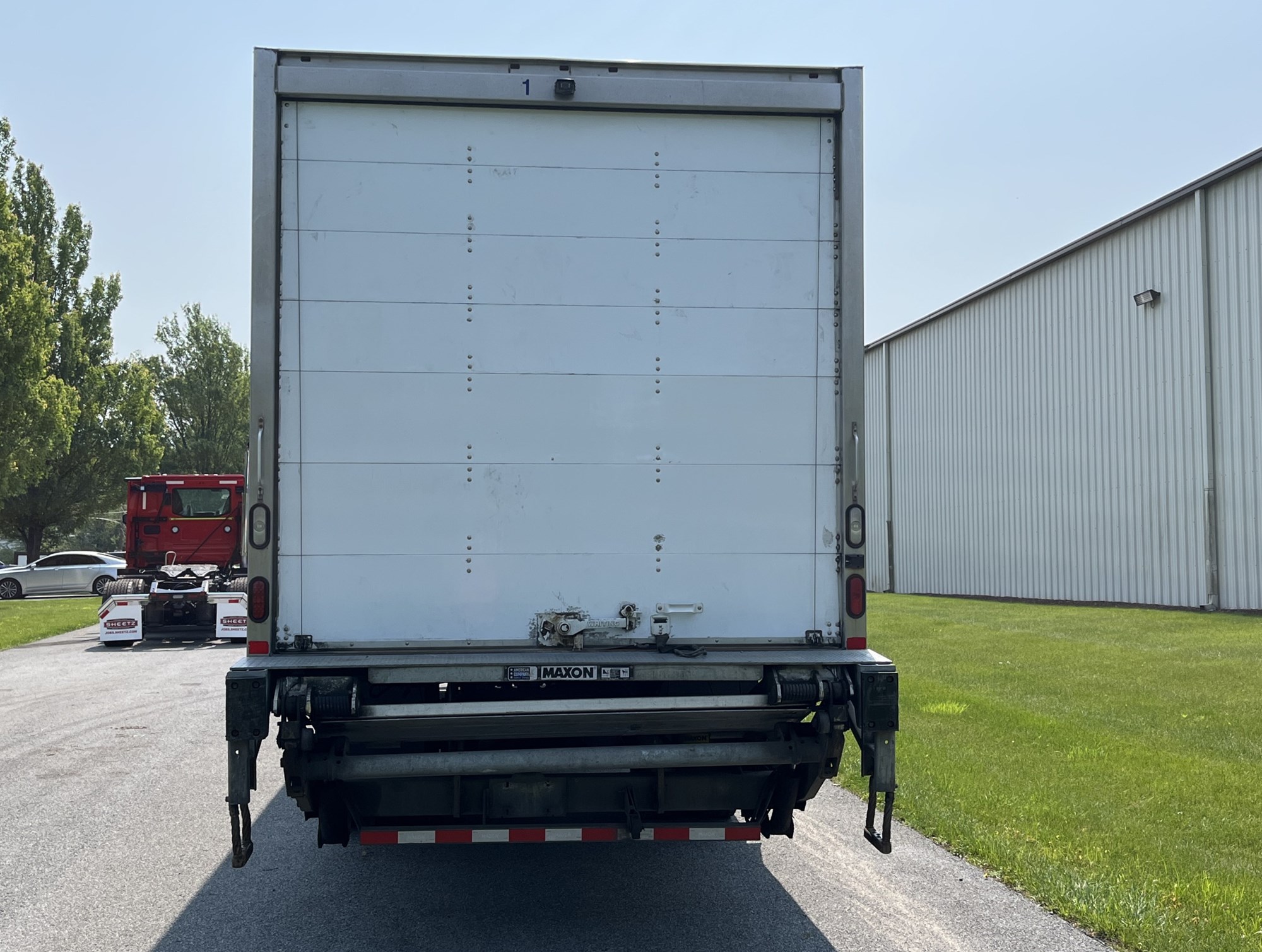 2019 Hino 268A - image 4 of 6