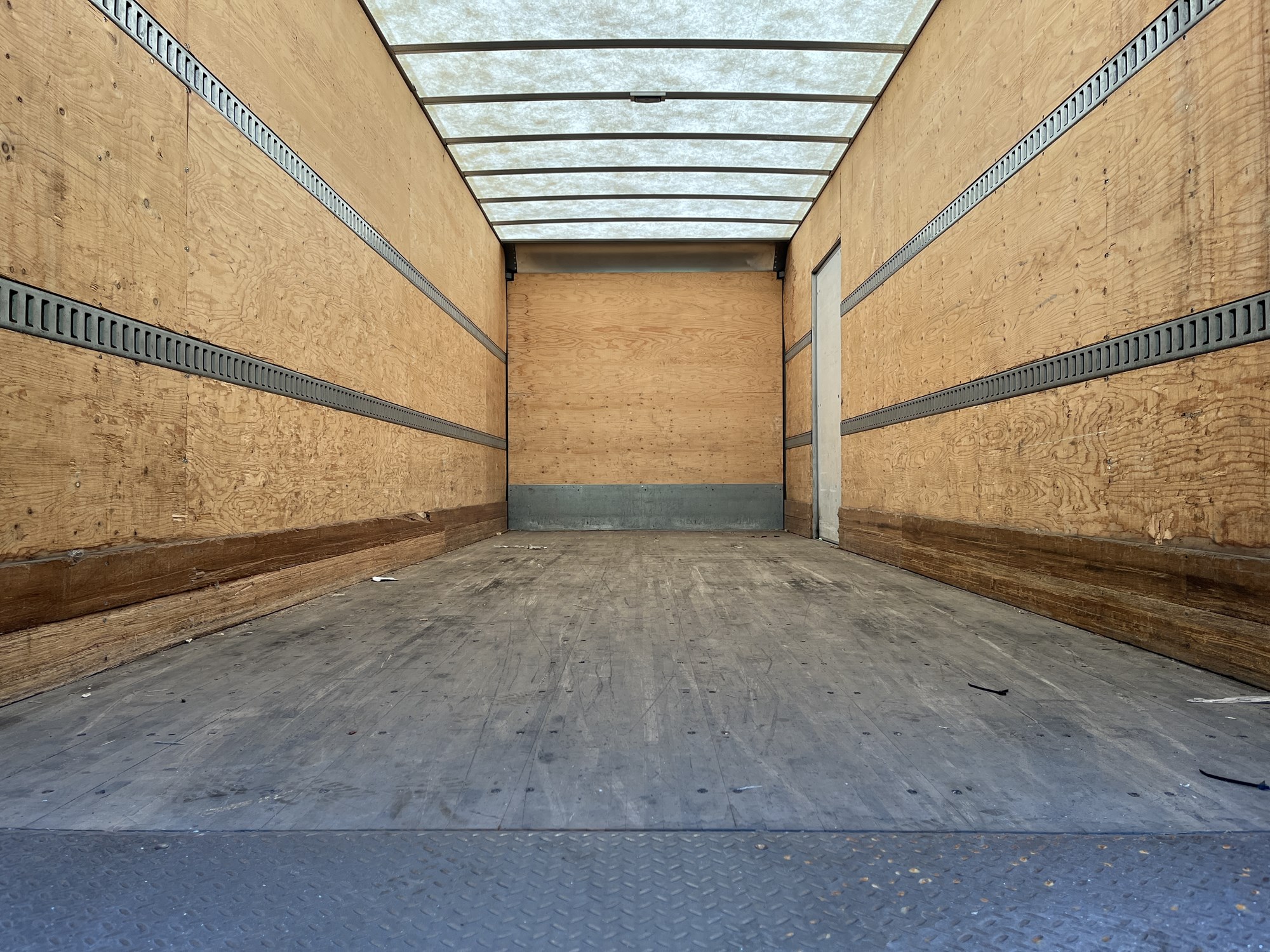 2019 Hino 268A - image 5 of 6