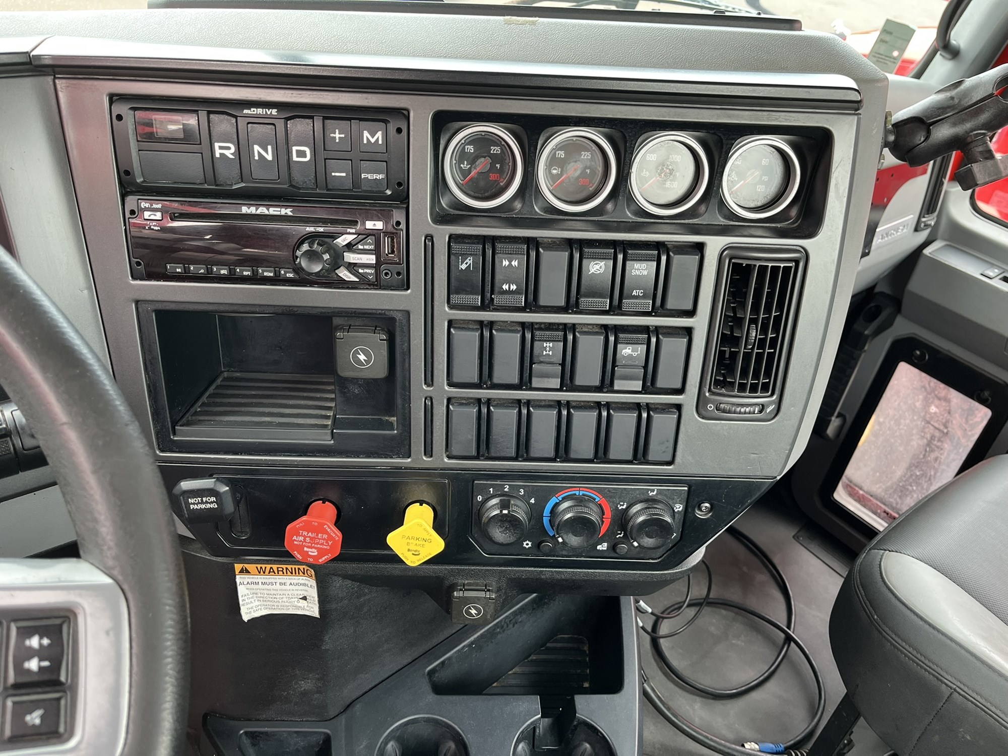 2020 MACK AN64T - image 6 of 6